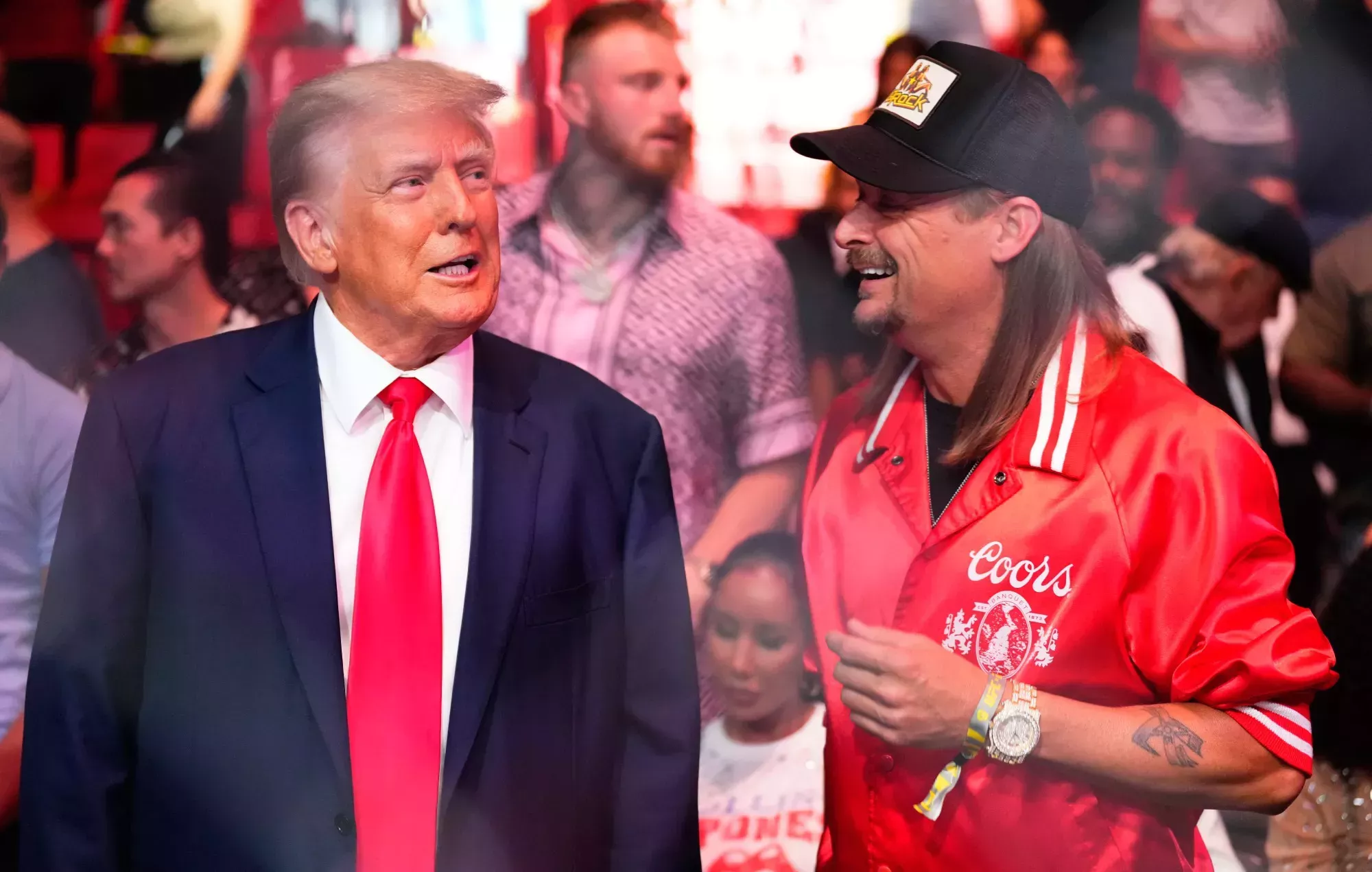 Kid Rock dice que él y Donald Trump se enfrentaron al CEO por la polémica de Bud-Light en la pelea de UFC