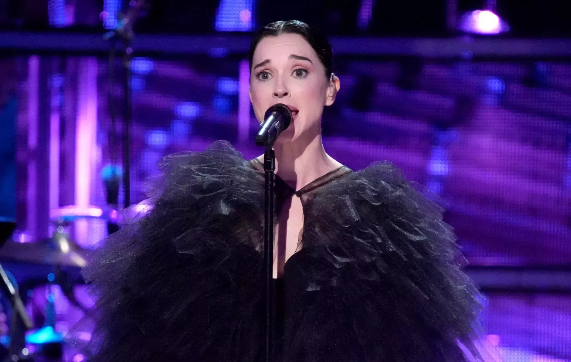 St. Vincent canta 'Running Up That Hill' en la ceremonia de ingreso en el Salón de la Fama de Kate Bush