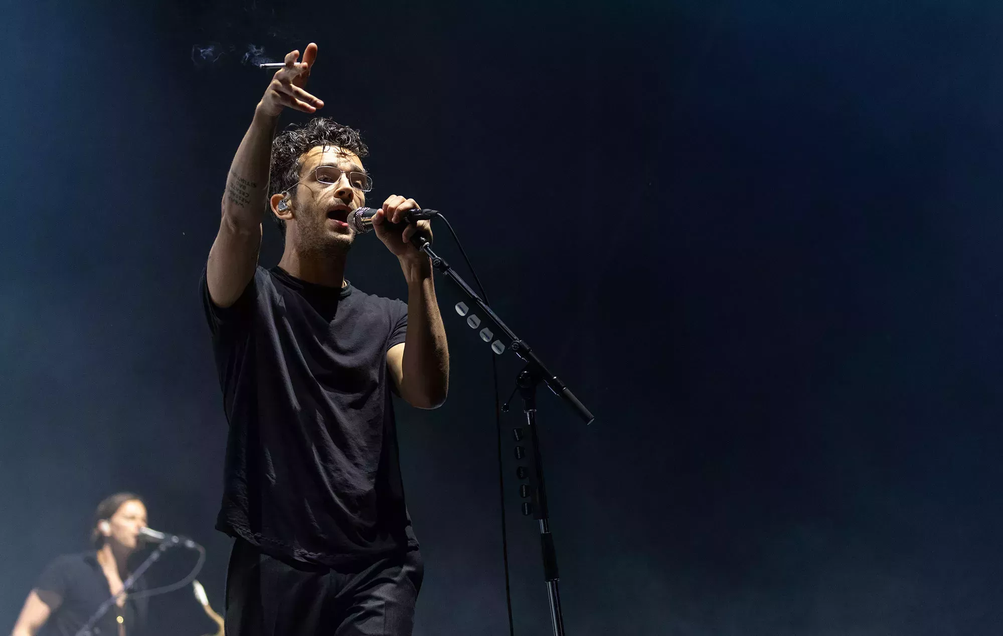 The 1975 recrean escenas de 'American Psycho' y 'The Ring' en su concierto 'Halloween Party