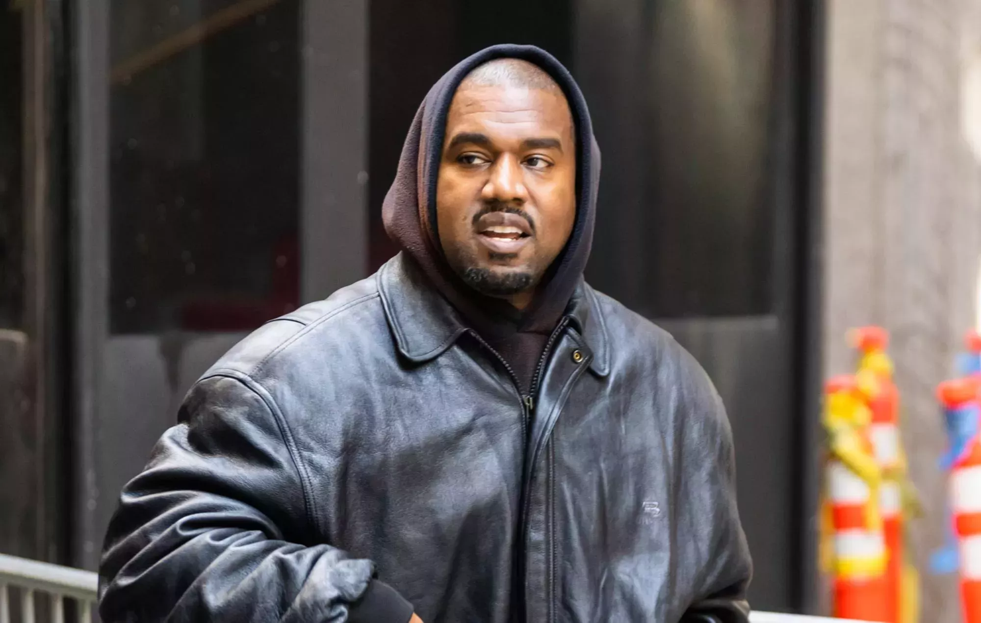 Kanye West desconcierta a sus fans tras compartir una foto con una camiseta de fútbol retro del Portsmouth