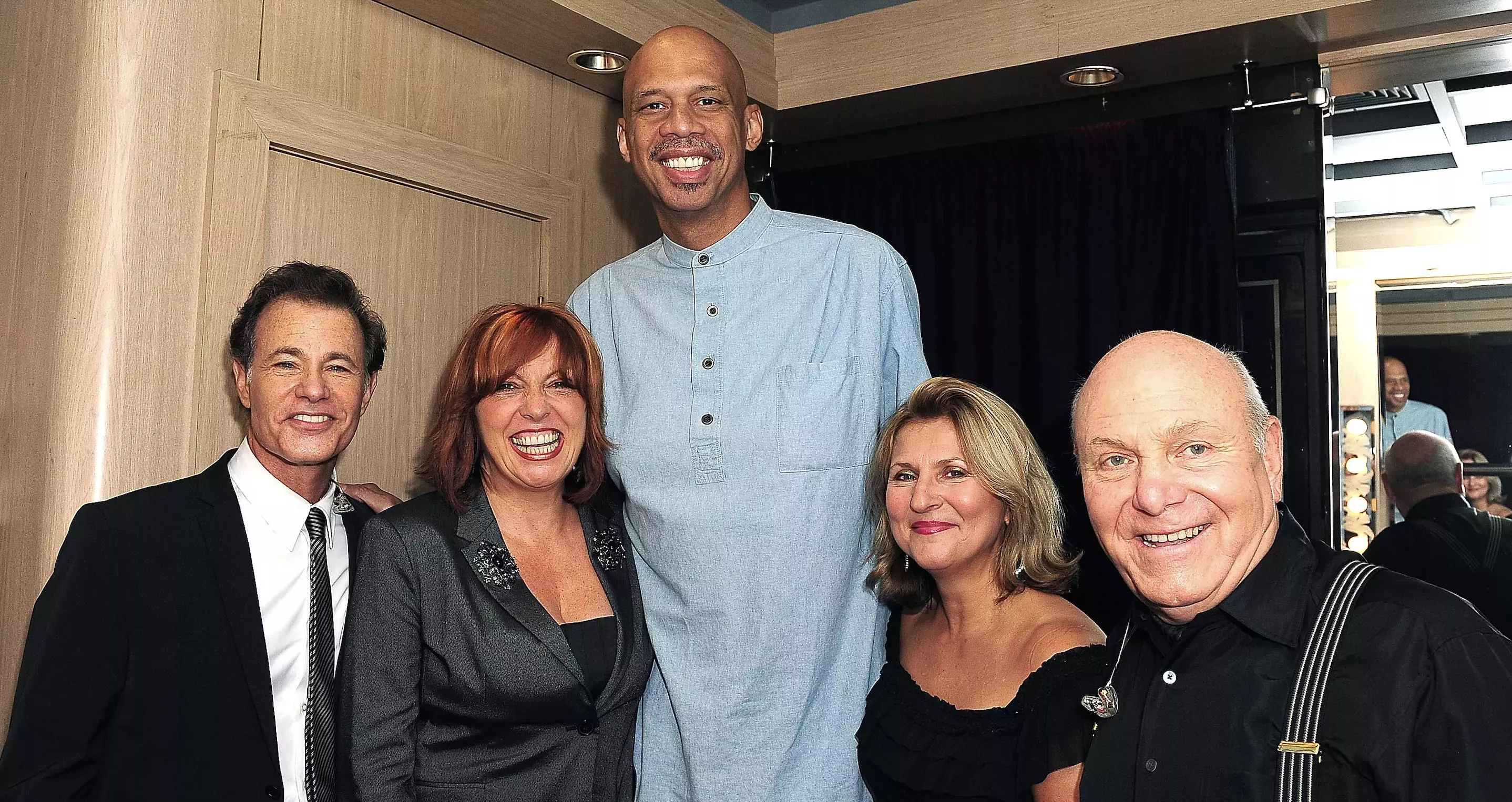 

	
		Kareem Abdul-Jabbar comparte su amor por Manhattan Transfer, tras romperse la cadera cuando iba a saludar al grupo en su último concierto
	
	