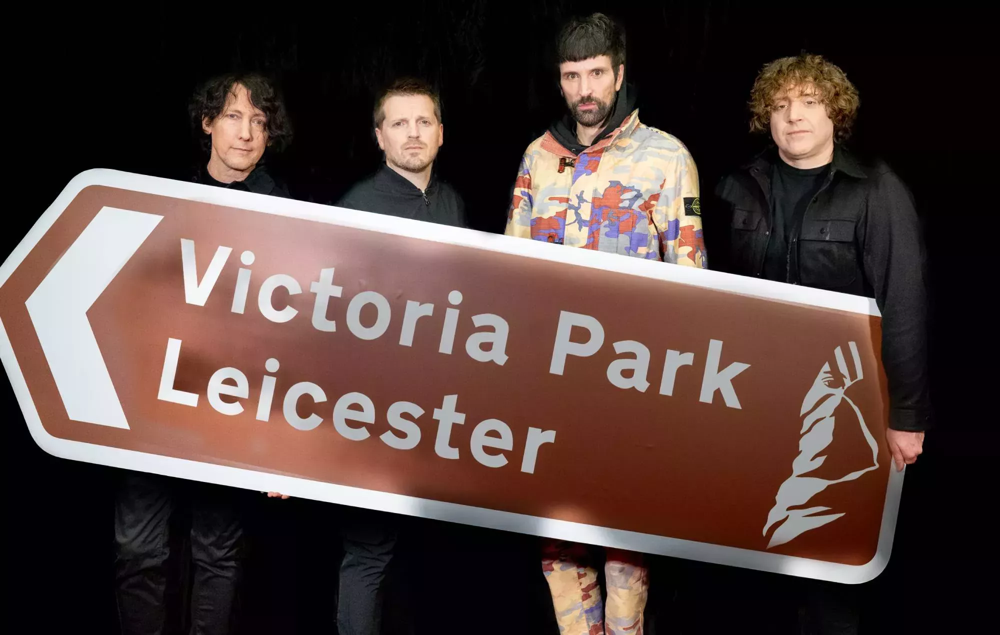 Kasabian anuncia su nuevo álbum 'Happenings' junto con el gran espectáculo 'Summer Solstice II' en Leicester con Kaiser Chiefs