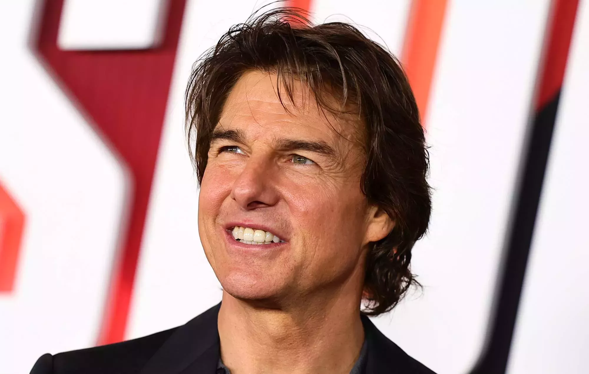 Tom Cruise envía cientos de pasteles de Navidad como regalo