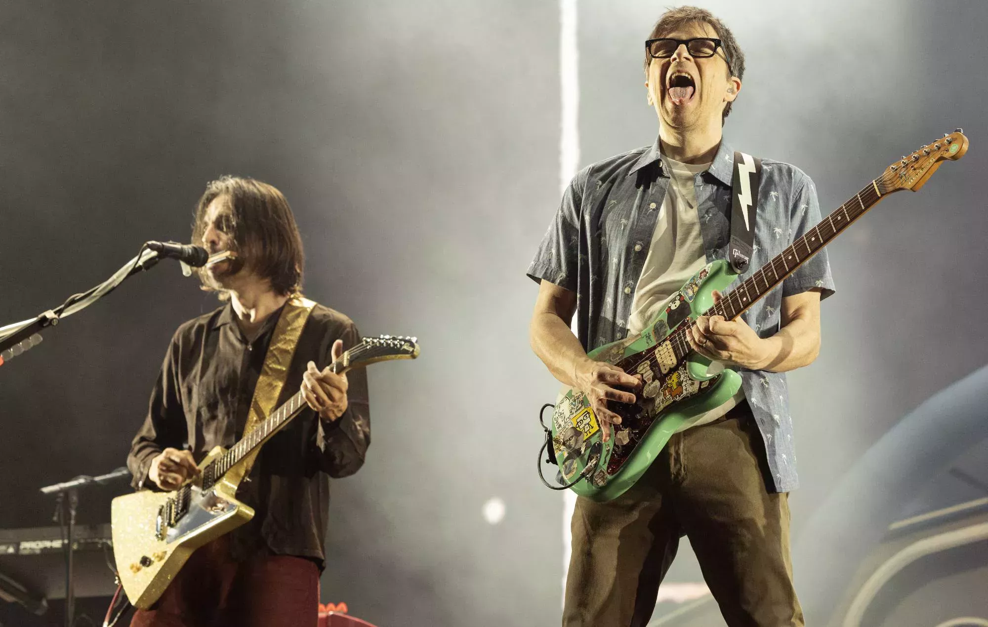 Weezer aparece en la nueva película navideña de Netflix, 'Family Switch'