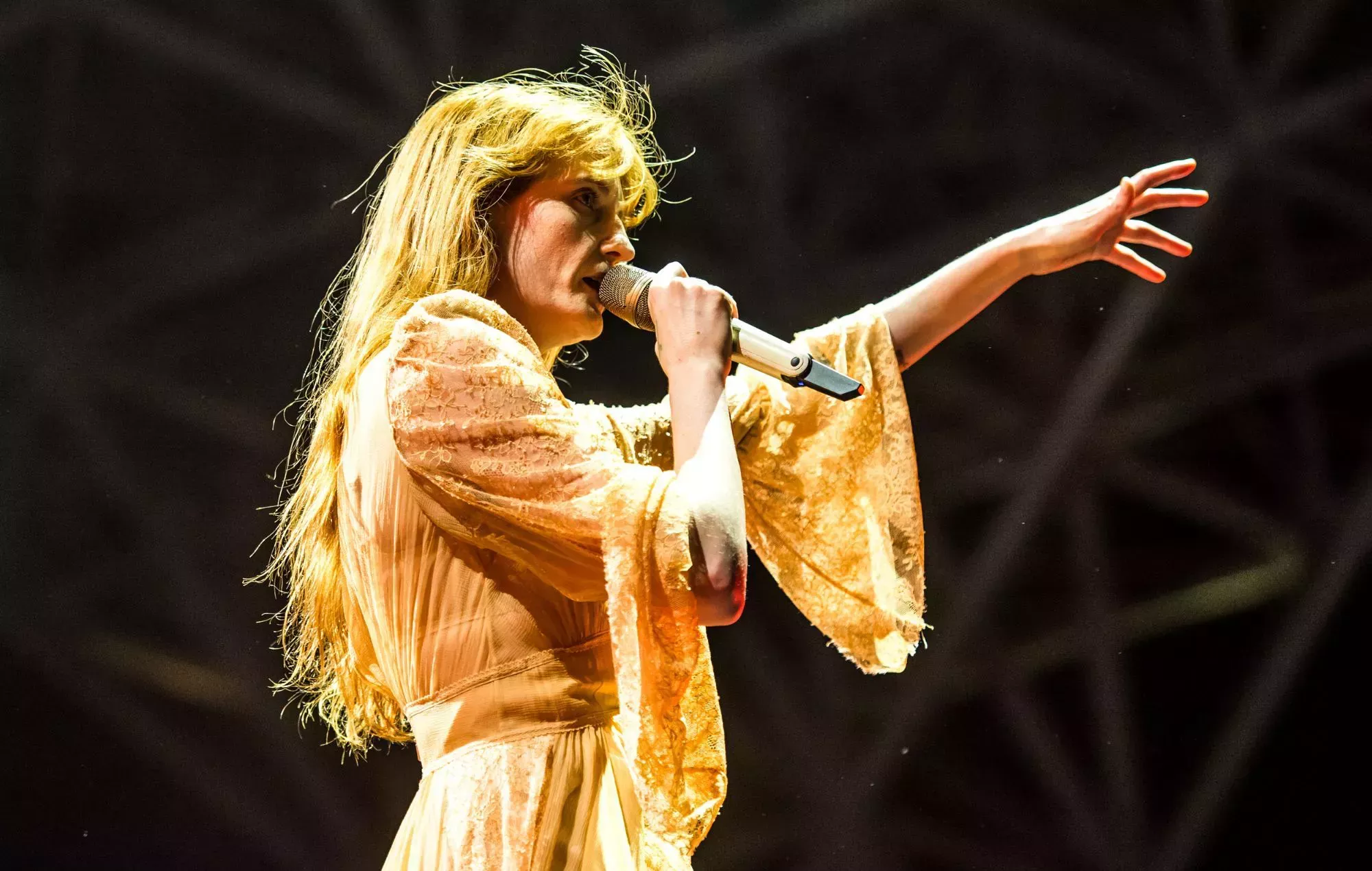 Escucha la versión de Florence + The Machine de 'White Cliffs Of Dover' de la banda sonora de 'The New Look' de Jack Antonoff