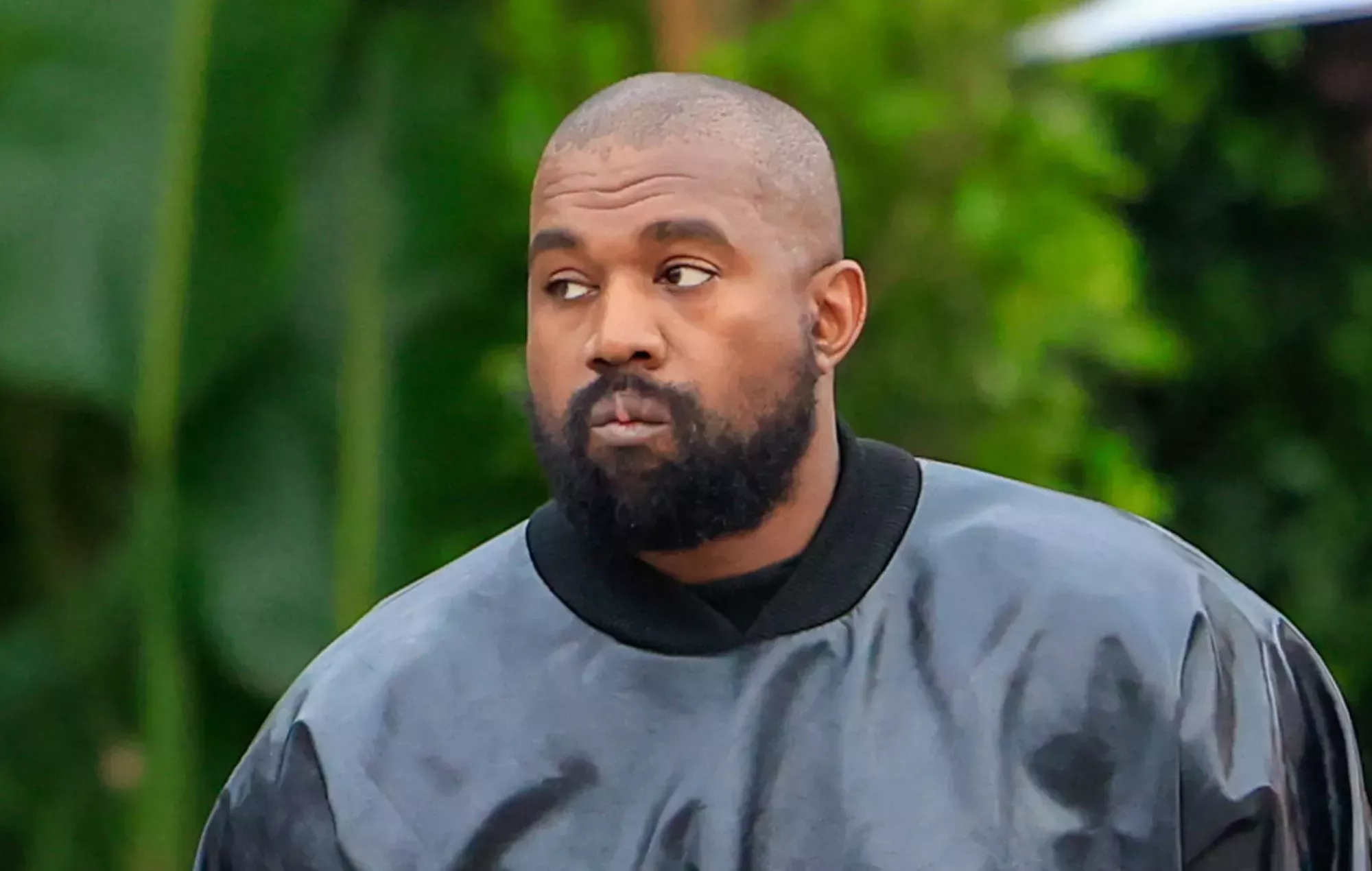 Kanye West replica a un fan que le ruega que vuelva el 