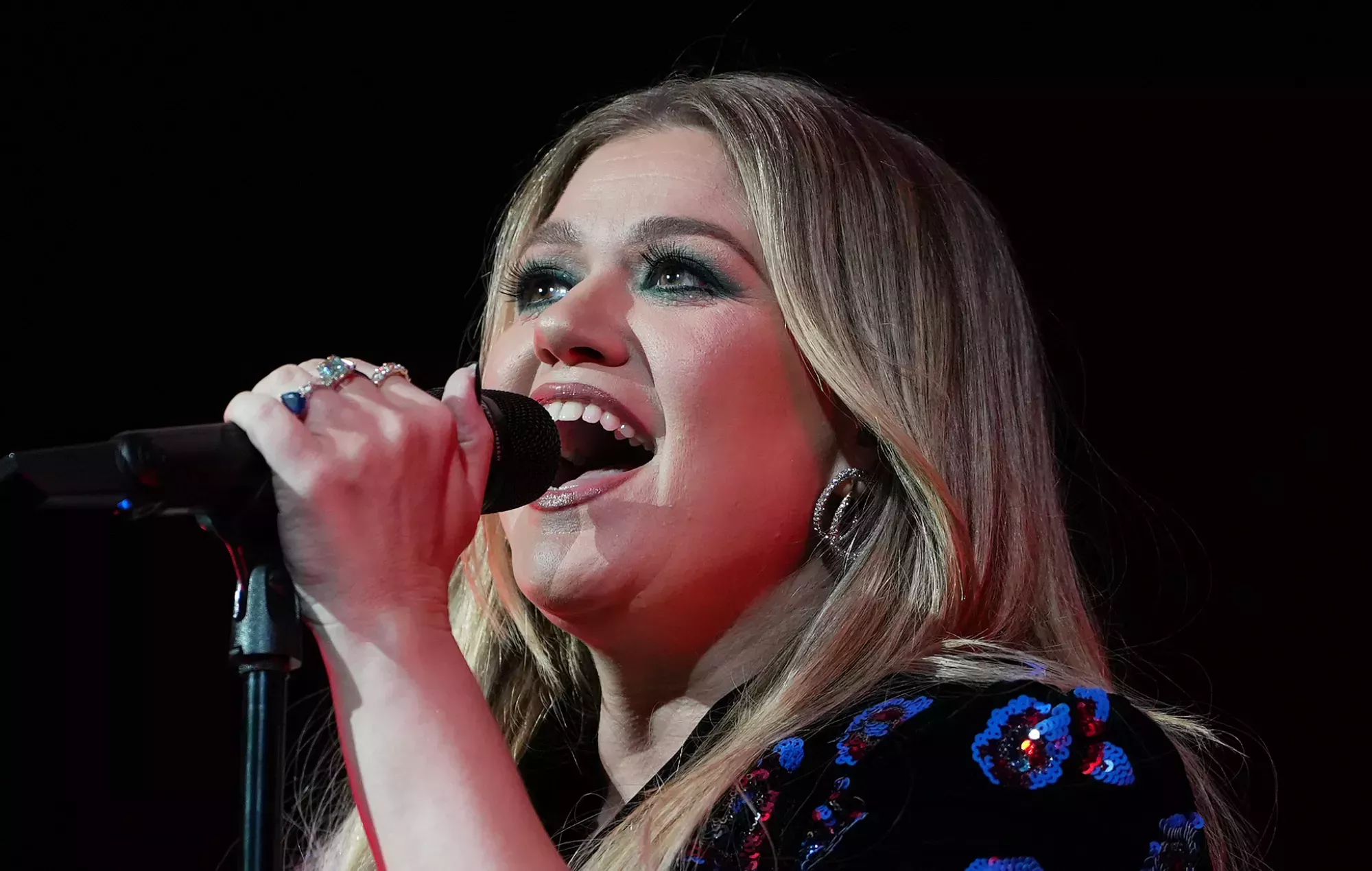 Kelly Clarkson versiona 'Mysterious Ways' de U2