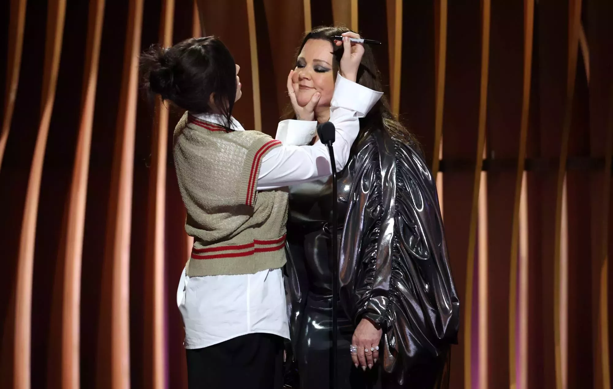 Billie Eilish firma la frente de Melissa McCarthy en los SAG Awards