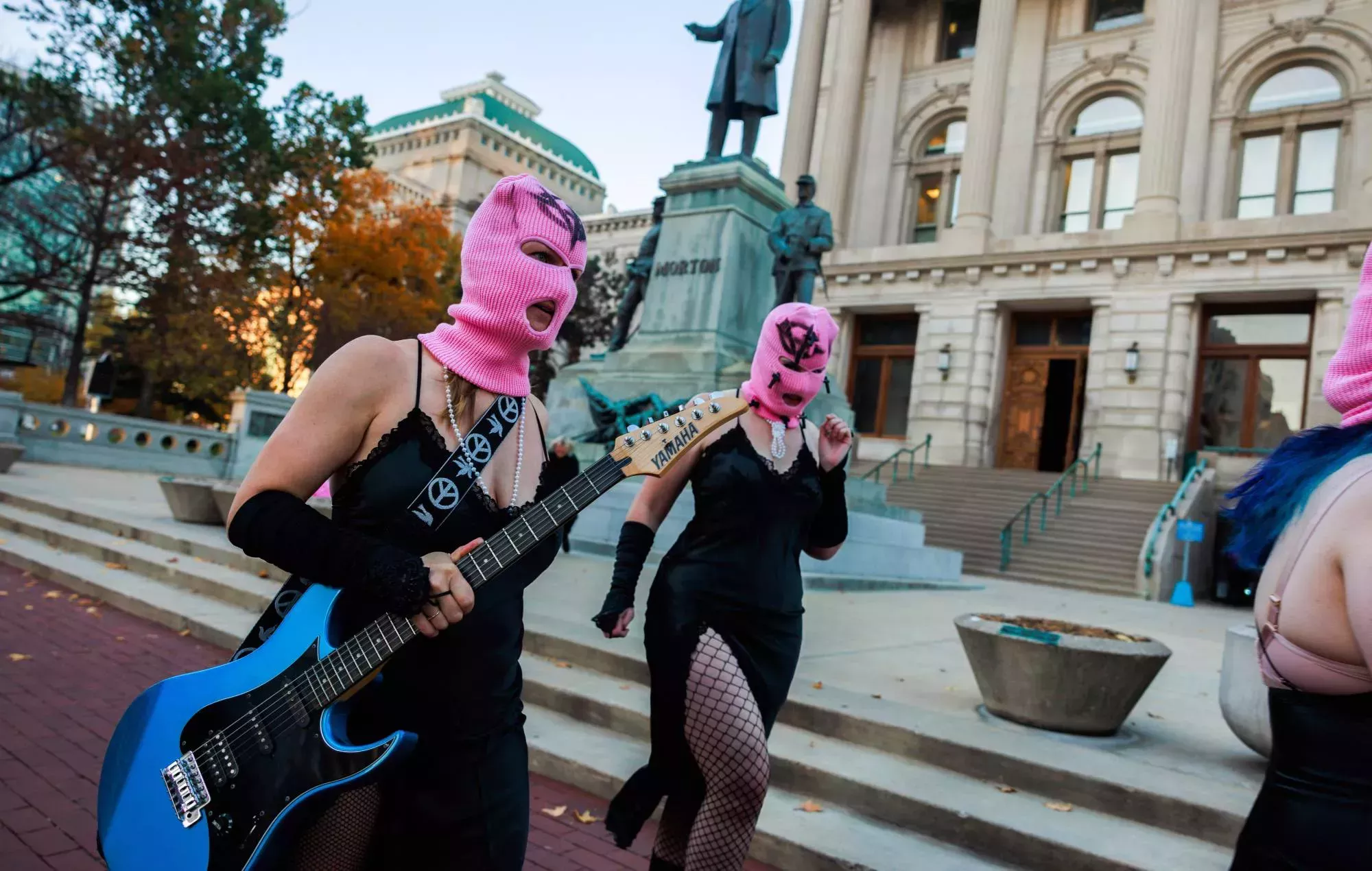 Pussy Riot protestan por la muerte de Alexei Navalny ante la embajada rusa en Berlín