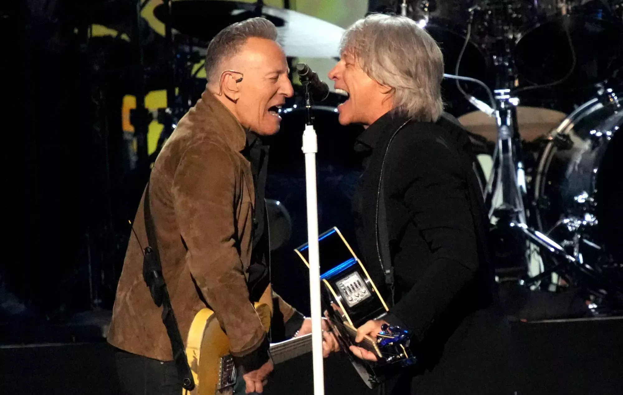 Vea a Bruce Springsteen unirse a Jon Bon Jovi en el escenario de Los Ángeles