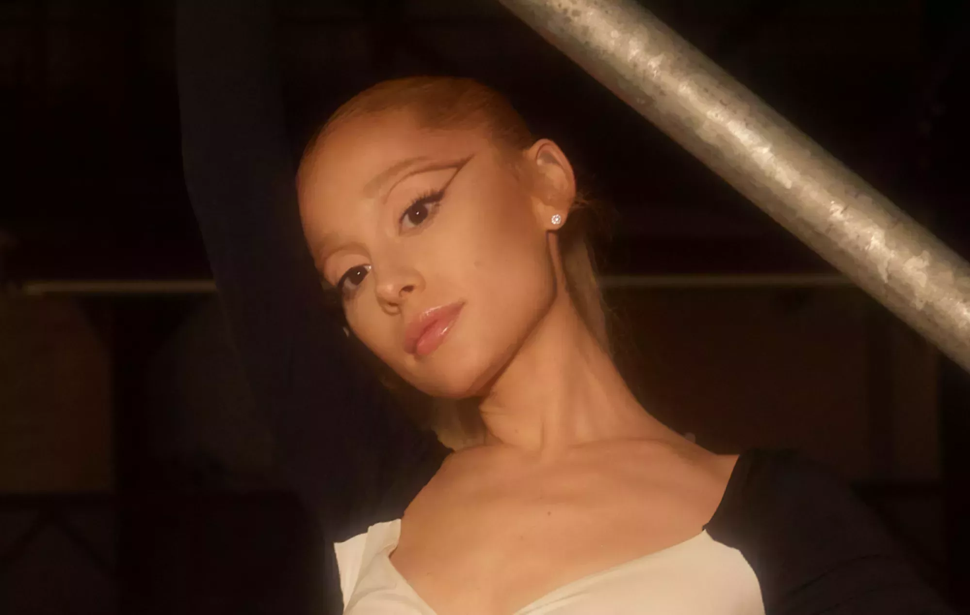 Ariana Grande interpreta dos nuevas canciones de 'Eternal Sunshine' en 'SNL'