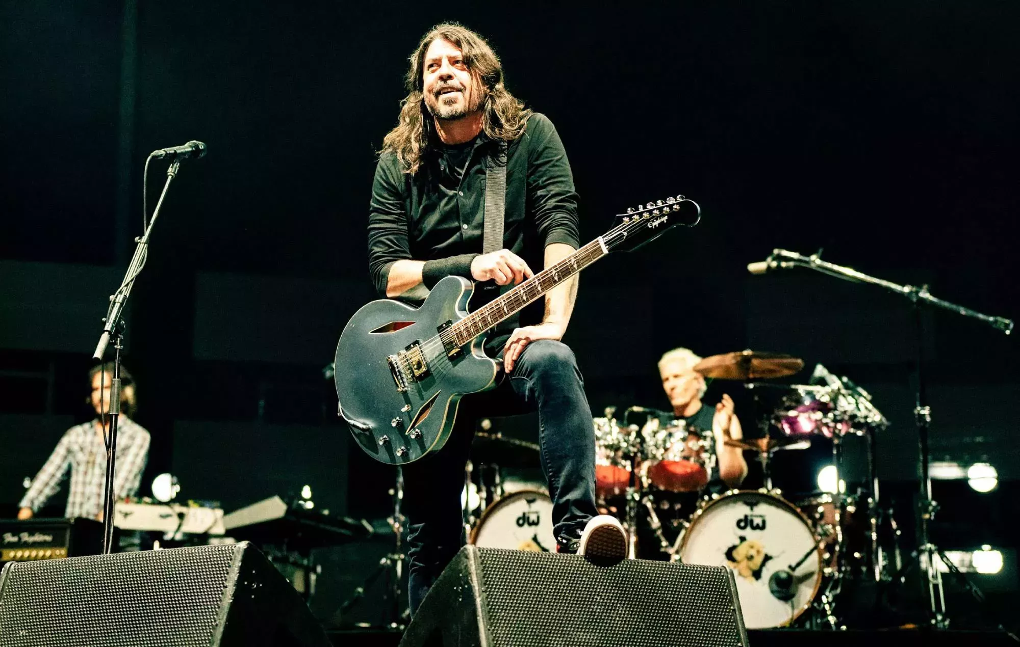 Dave Grohl y Epiphone lanzan la guitarra DG-335 signature model