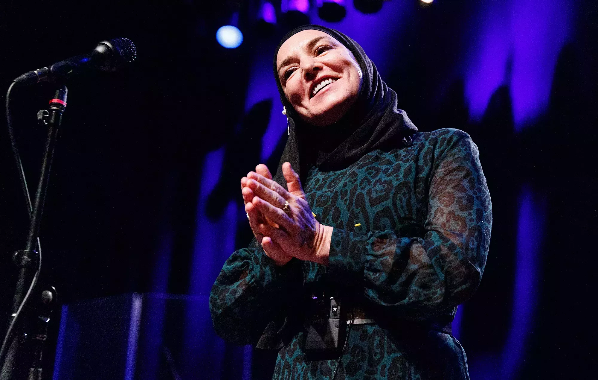 La hija de Sinead O'Connor interpreta una emotiva versión de 