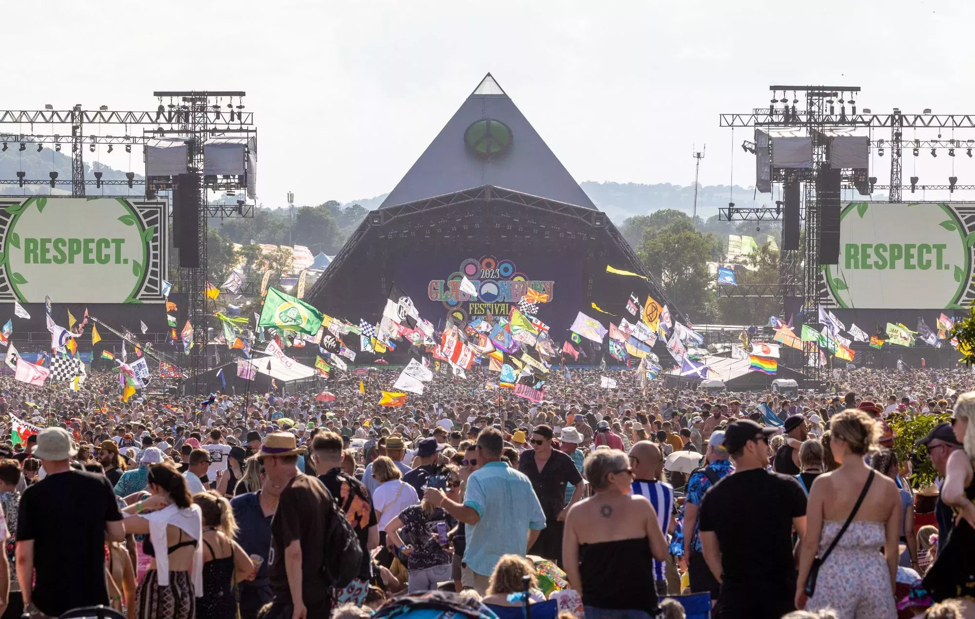 Los fans creen haber encontrado otro cabeza de cartel para Glastonbury 2024