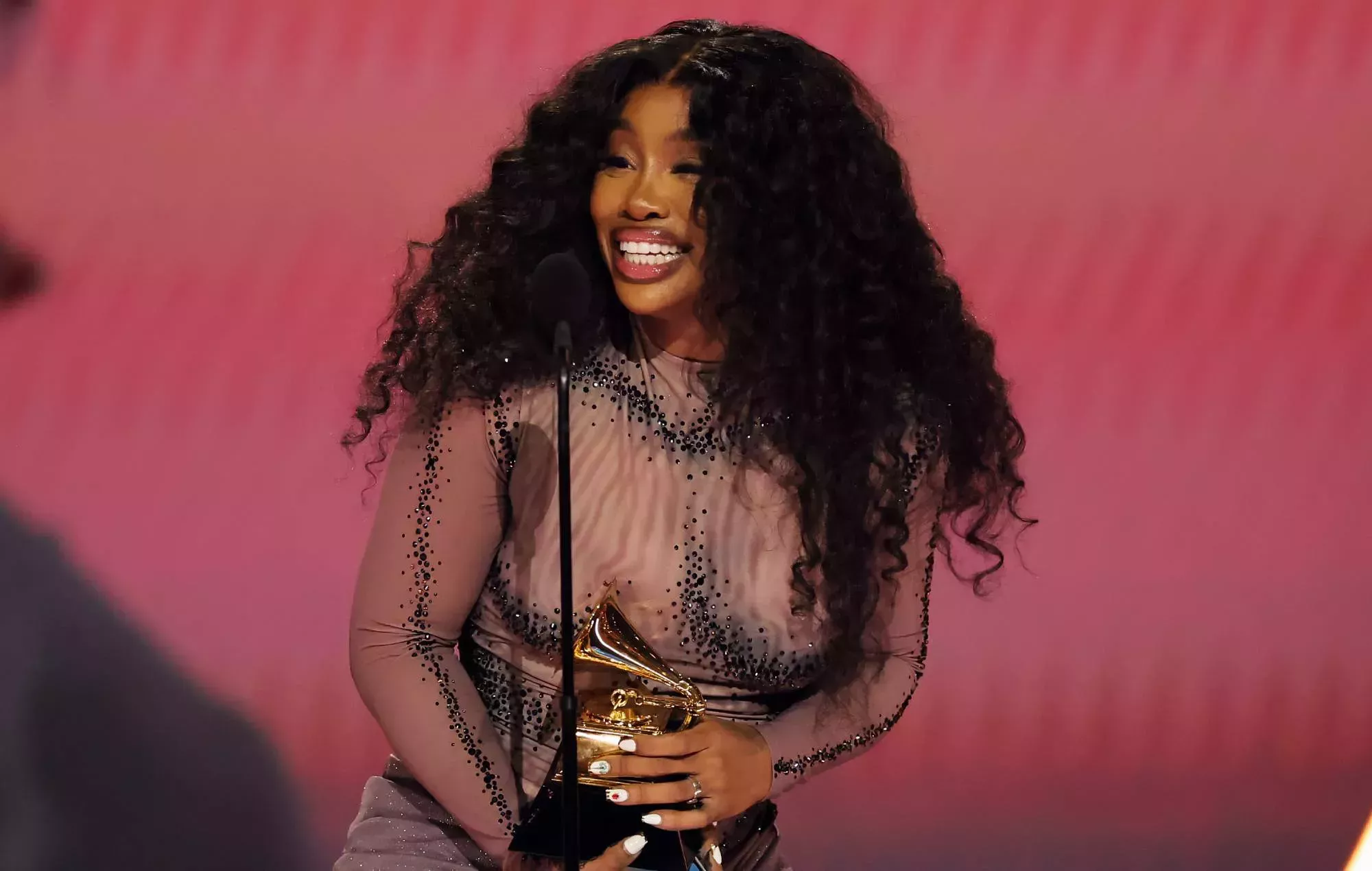 SZA pone al día el álbum 'Lana' y promete 