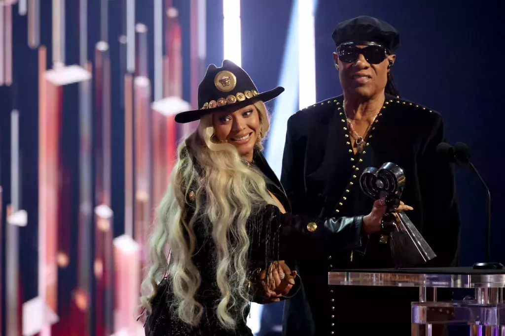 

	
		Beyoncé revela que Stevie Wonder tocó la armónica en la portada de 'Jolene' y le da las gracias durante su discurso en los premios iHeartRadio
	
	