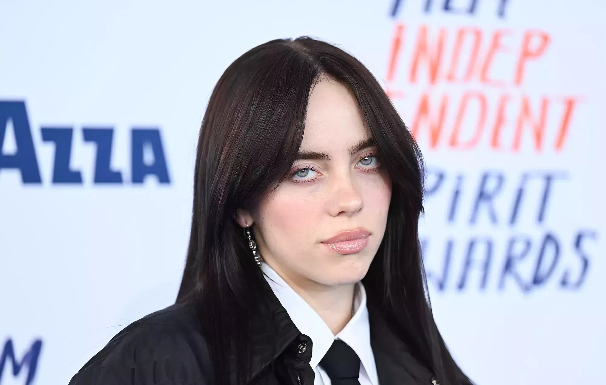 Billie Eilish responde a las reacciones contra sus comentarios sobre el vinilo: 