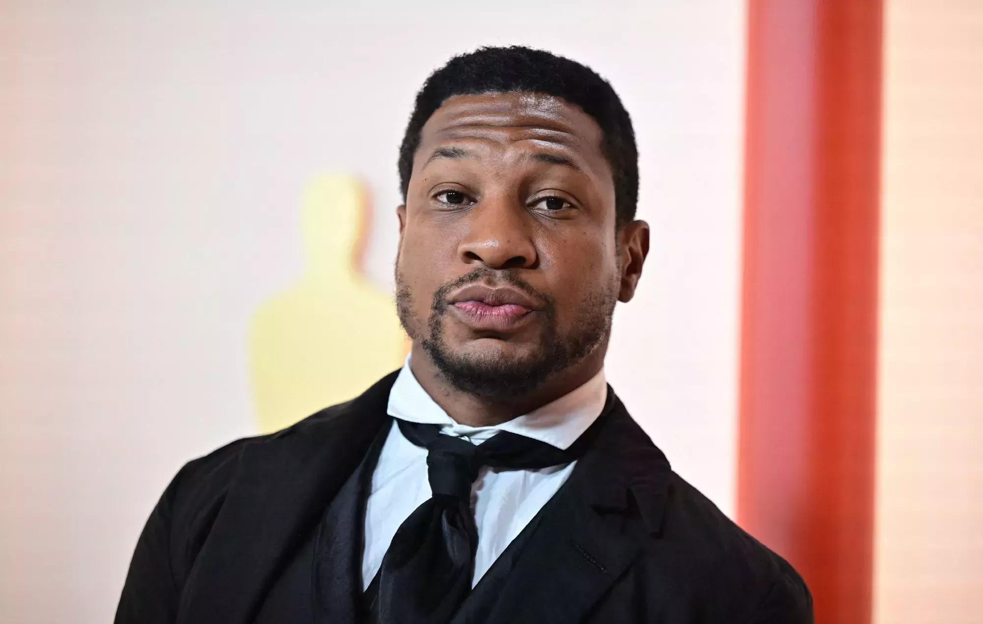 Jonathan Majors evita la cárcel por agredir a su ex novia