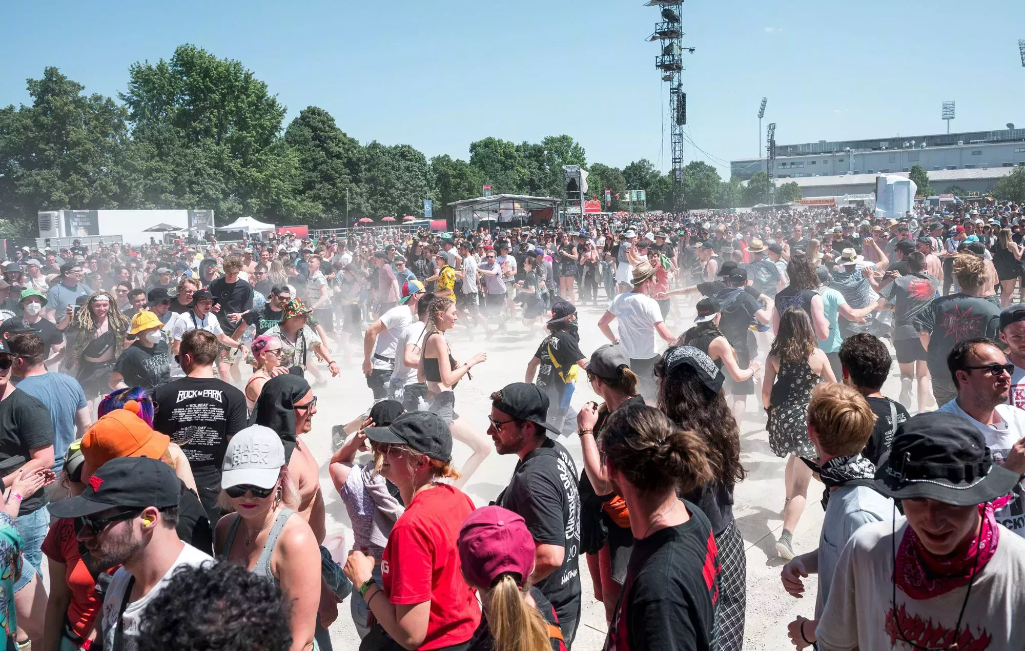 Un enorme festival de rock anuncia una zona designada para el moshing con 