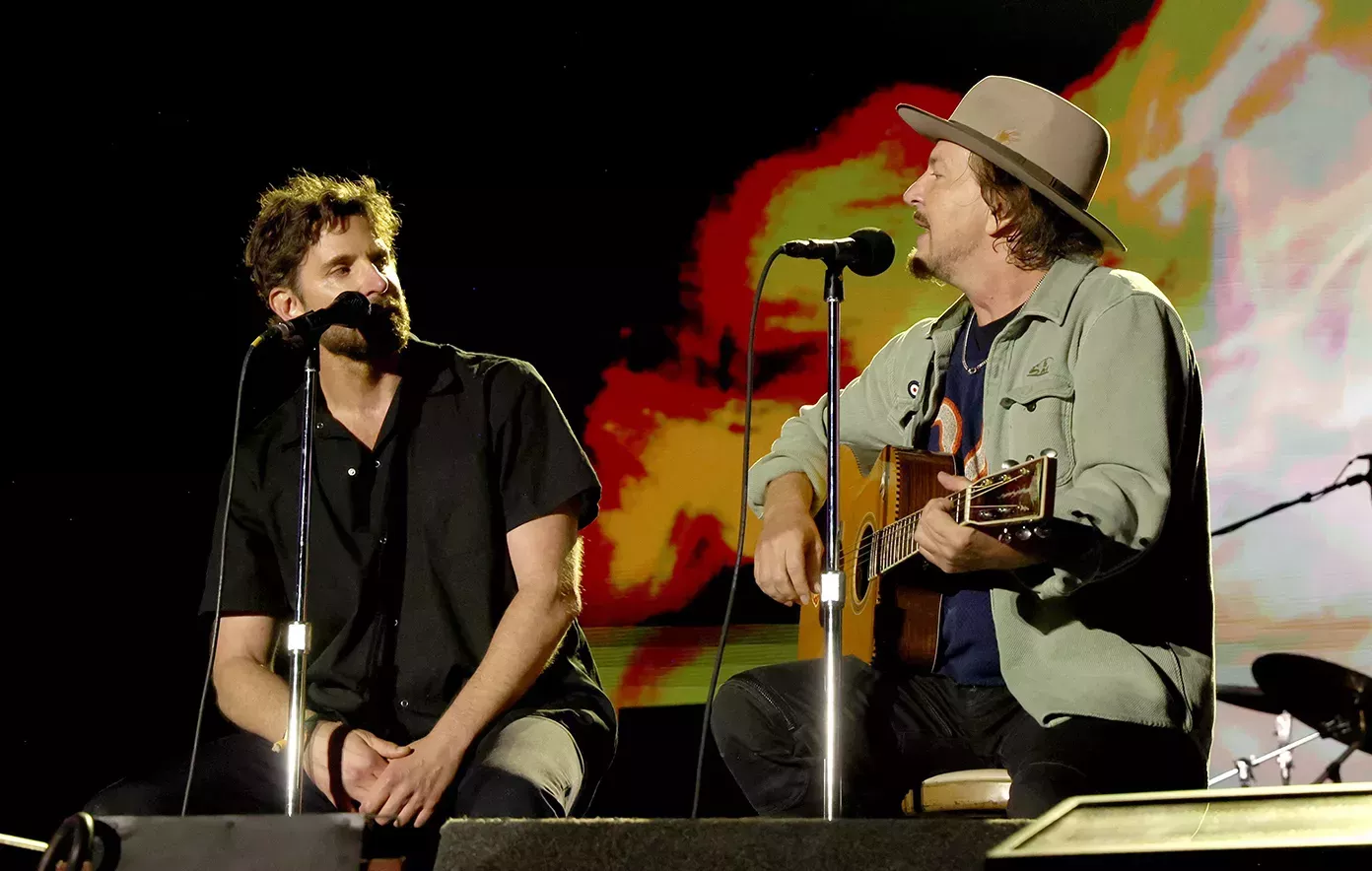 Bradley Cooper se une a Eddie Vedder en el plató del festival de Pearl Jam para cantar 'Ha nacido una estrella'