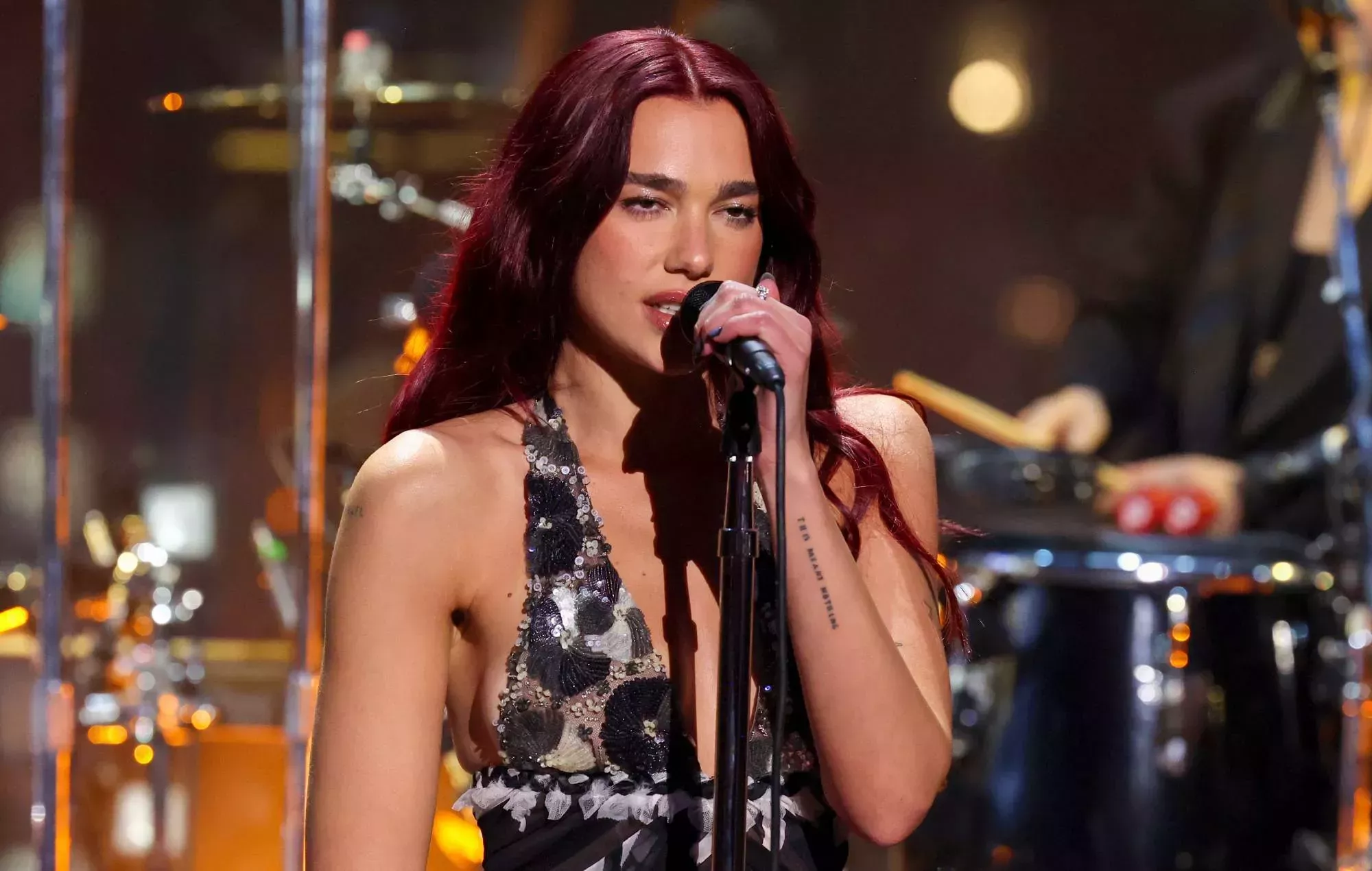 Dua Lipa se burla del meme 'go girl give us nothing' en el monólogo de apertura de 'SNL'