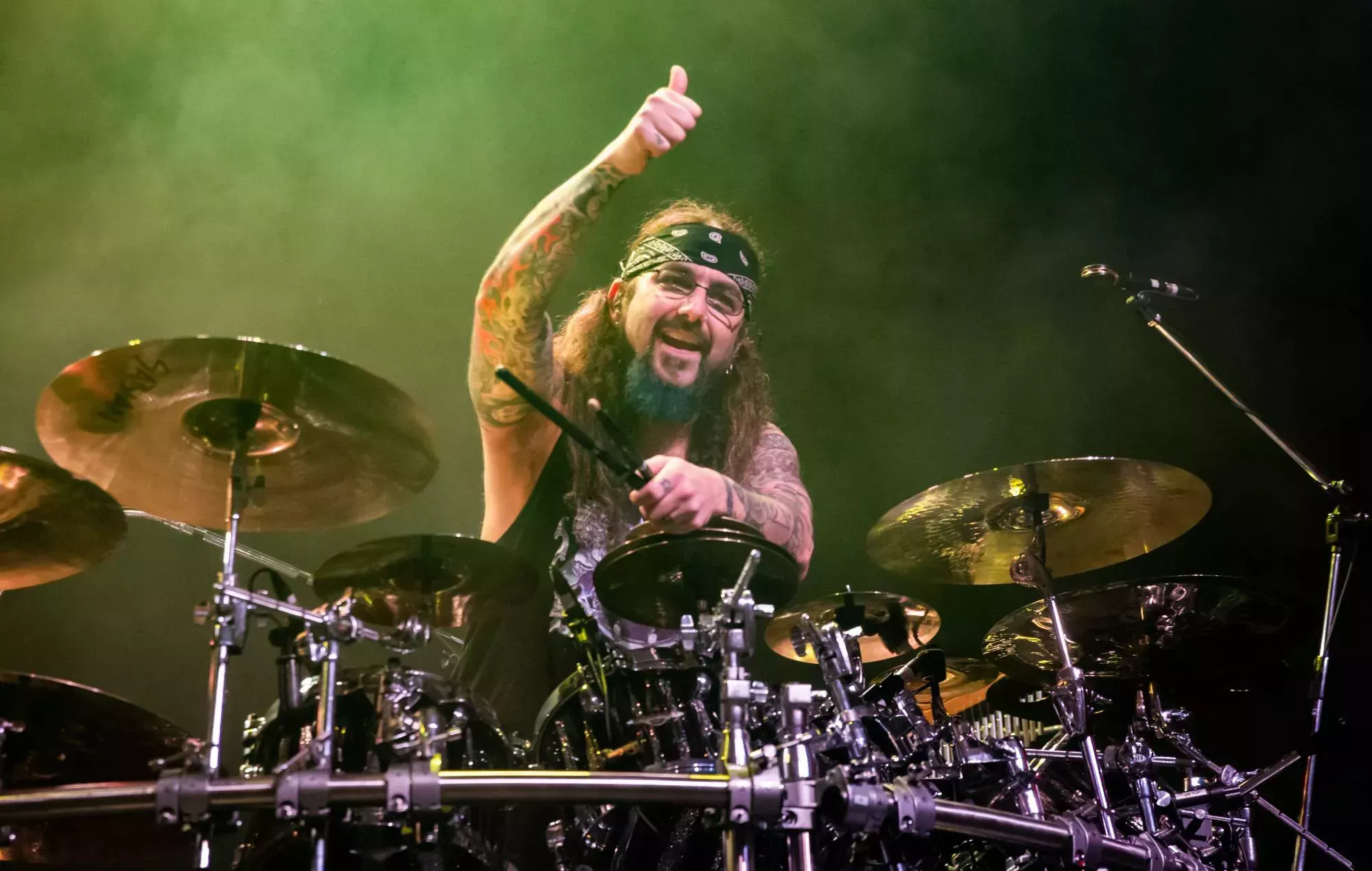 Mike Portnoy intenta tocar la batería en una canción de Tool: 