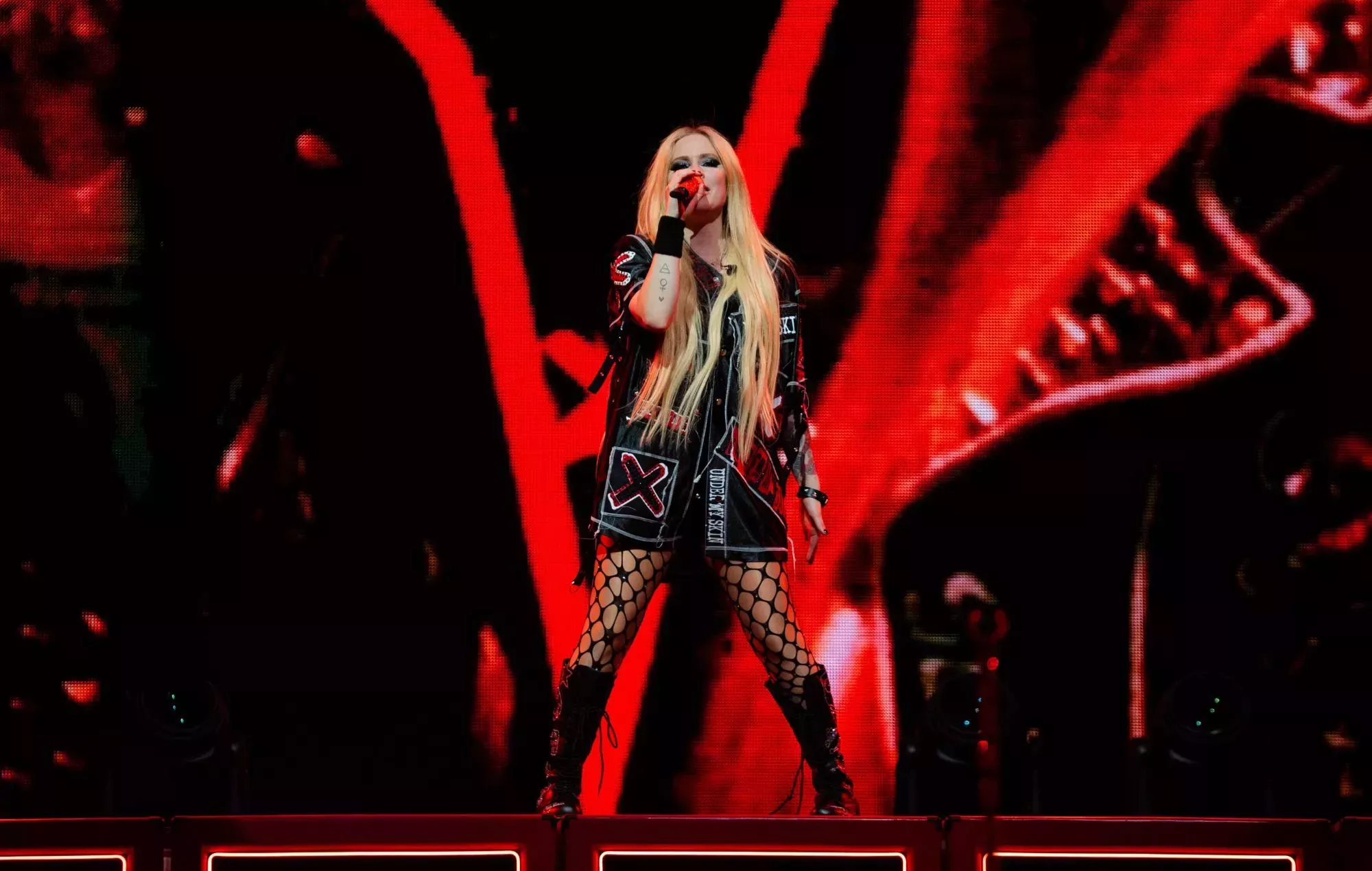 Prepárate para Glastonbury: esto es lo que pasó cuando Avril Lavigne dio el pistoletazo de salida a su gira de grandes éxitos 