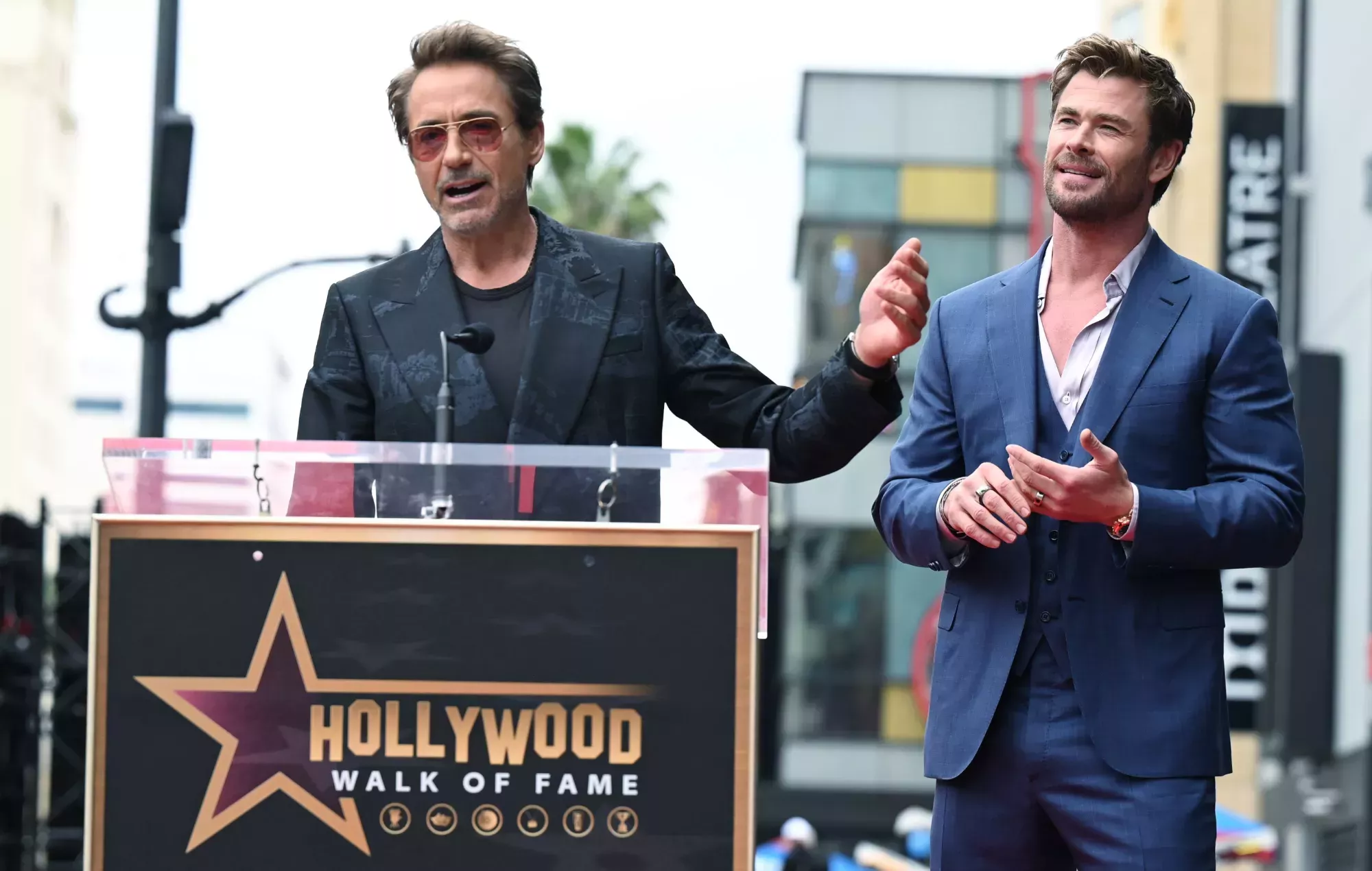 Robert Downey Jr. asa a Chris Hemsworth durante la inauguración de la estrella del Paseo de la Fama de Hollywood