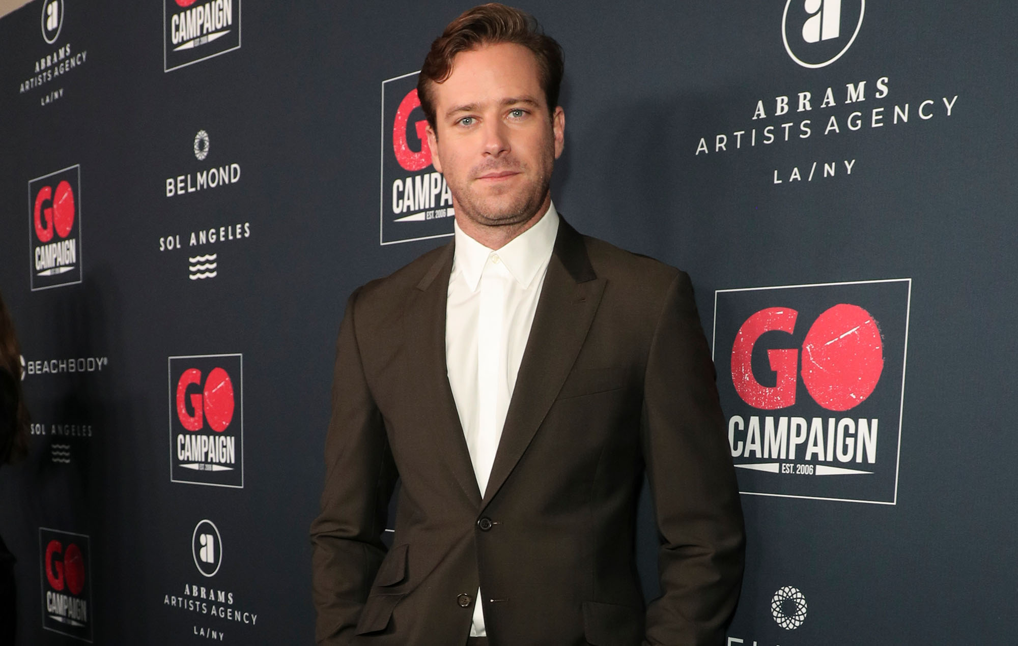 Armie Hammer dice que ahora está "agradecido" por las acusaciones de canibalismo, ya que ha aprendido a quererse a sí mismo