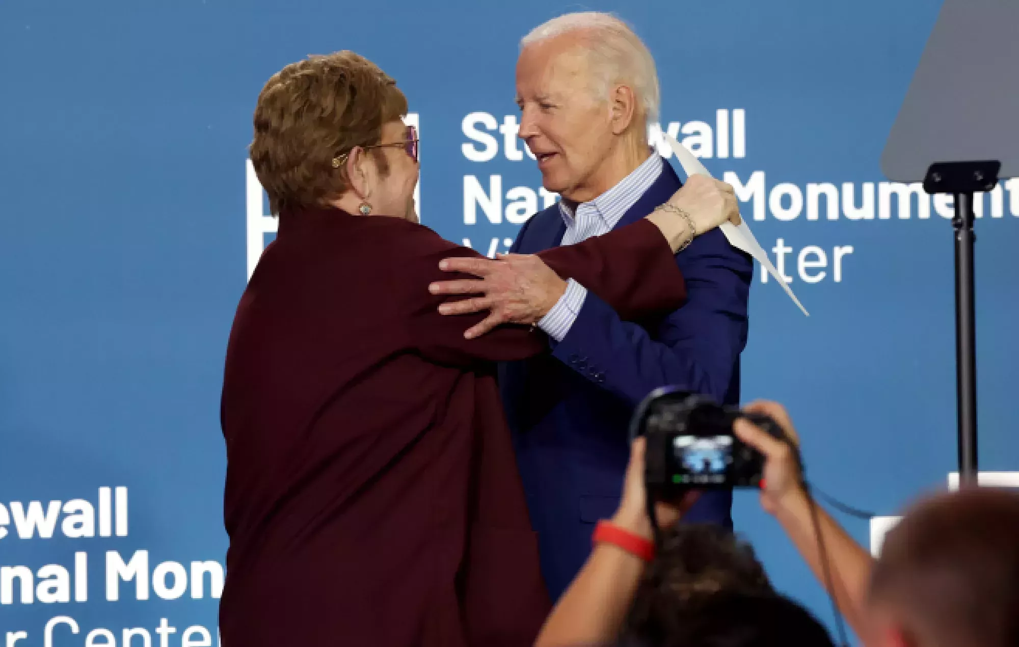 Elton John se une al POTUS Joe Biden en la inauguración del Stonewall Monument Center