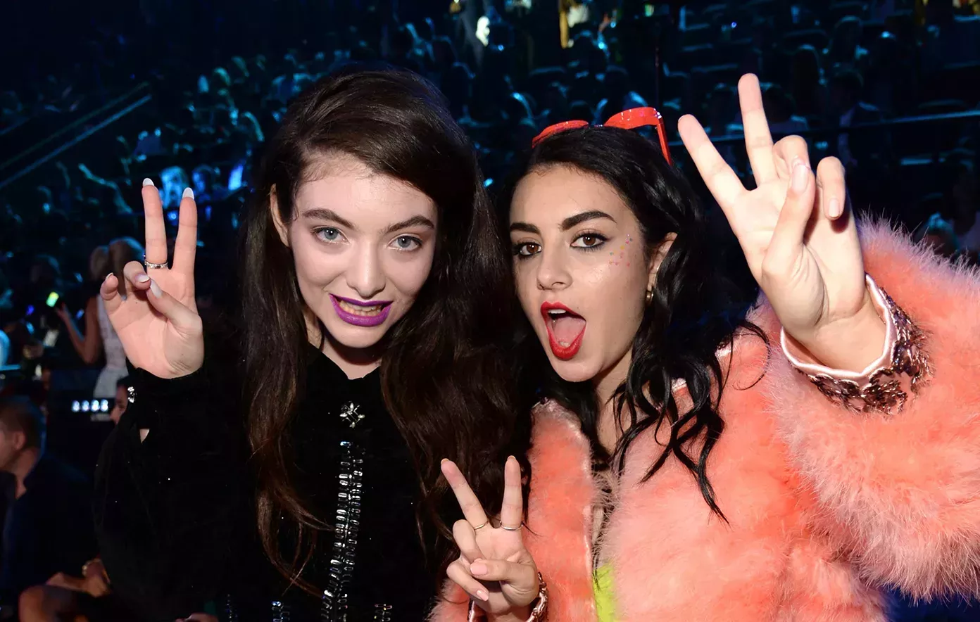 Fans y compañeros reaccionan a la colaboración 'Girl, so confusing' de Charli XCX y Lorde: 