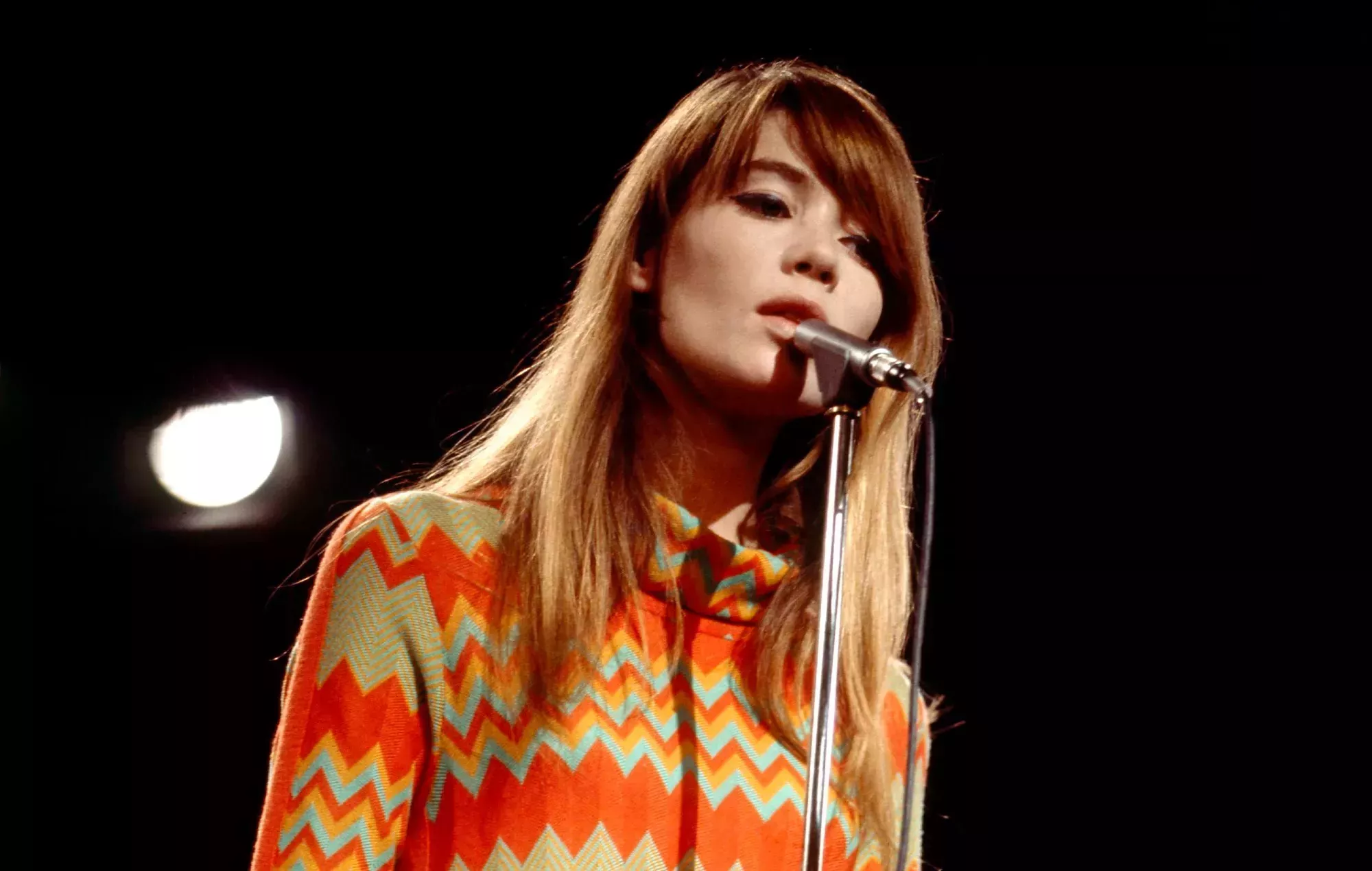 Françoise Hardy, icono del pop y actriz francesa, ha fallecido a los 80 años.