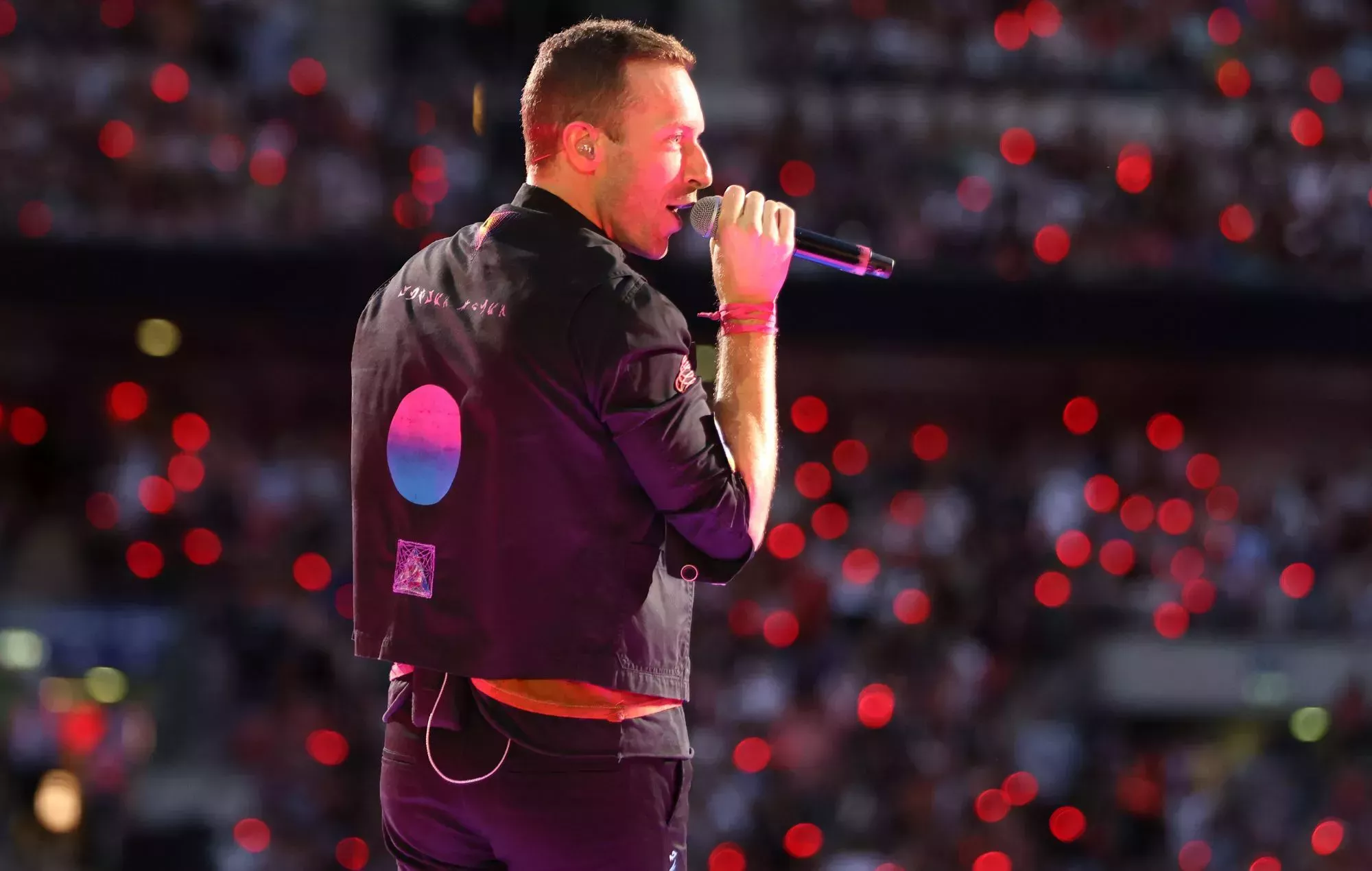 Glastonbury 2024: Chris Martin repartirá pulseras LED para el concierto de Coldplay de esta noche