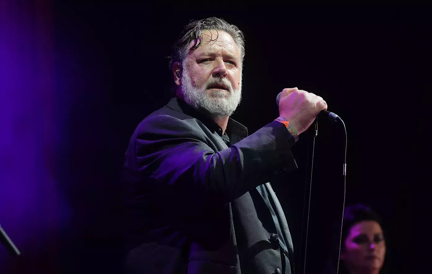 Glastonbury 2024: Russell Crowe versiona a Dire Straits y Johnny Cash en el escenario acústico