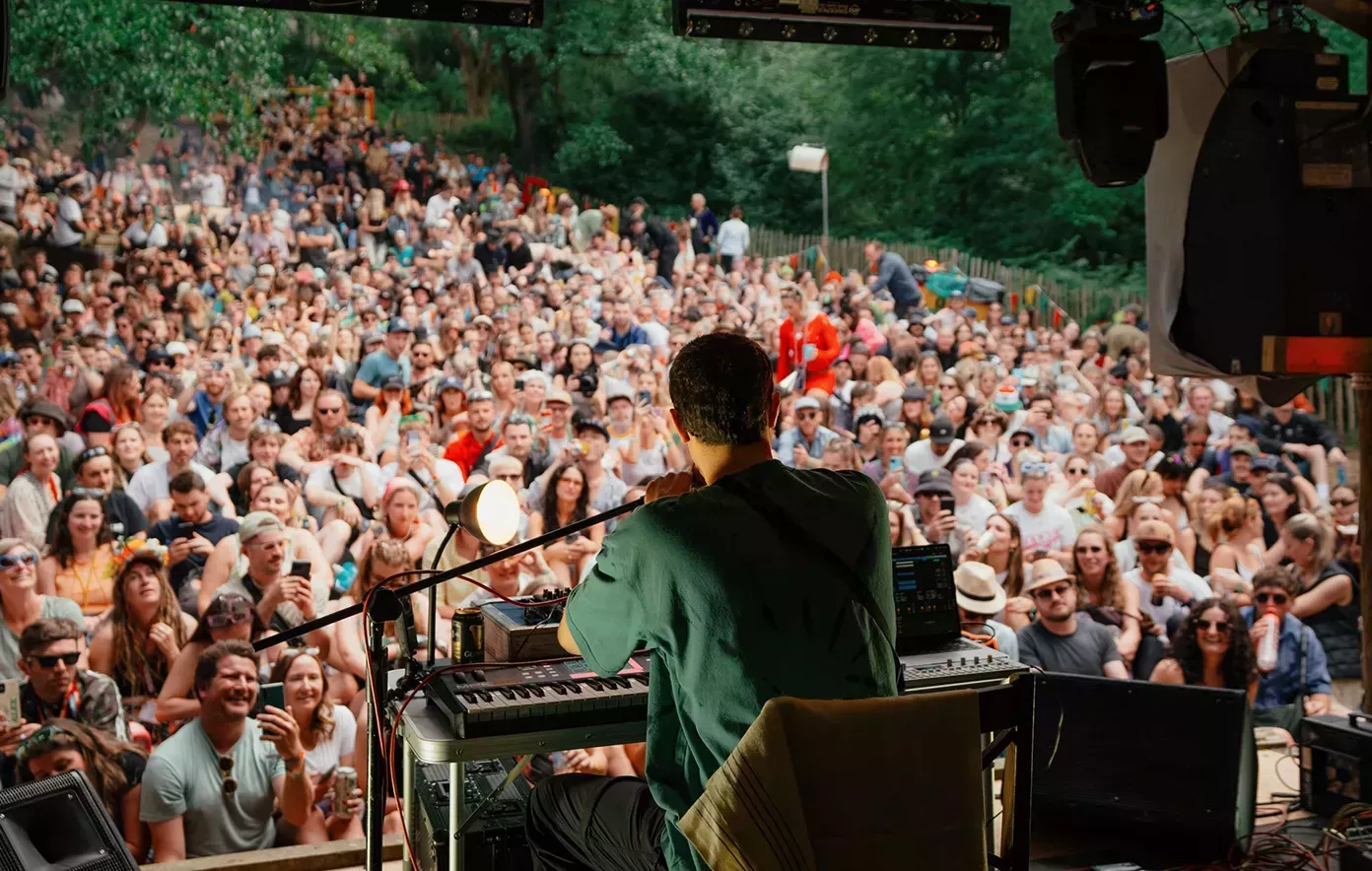 Glastonbury 2024: Vea a Fred Again... tocar en secreto en Strummerville