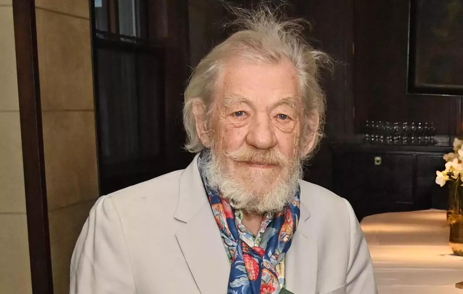 Ian McKellen se recupera esperanzado de su caída en el escenario