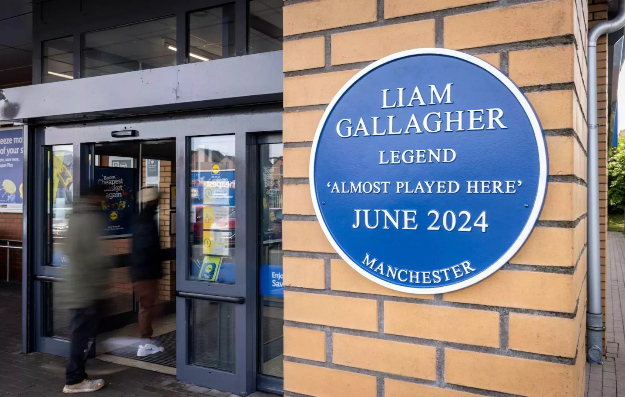 Instalan una placa azul en el Lidl de Manchester en honor a Liam Gallagher, que 