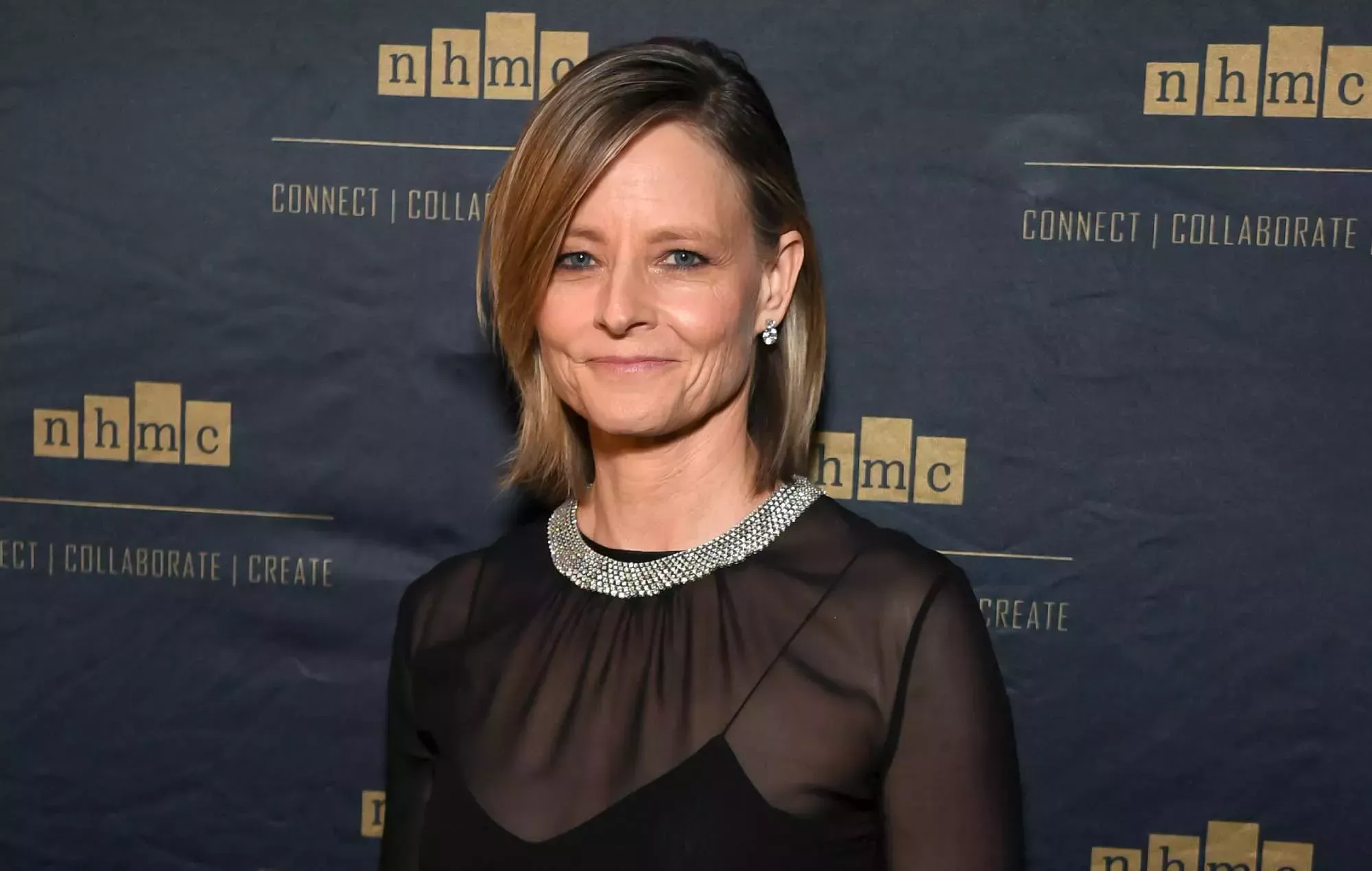 Jodie Foster dice que un hombre llevó una pistola a su obra de teatro universitaria tras el atentado contra Ronald Reagan