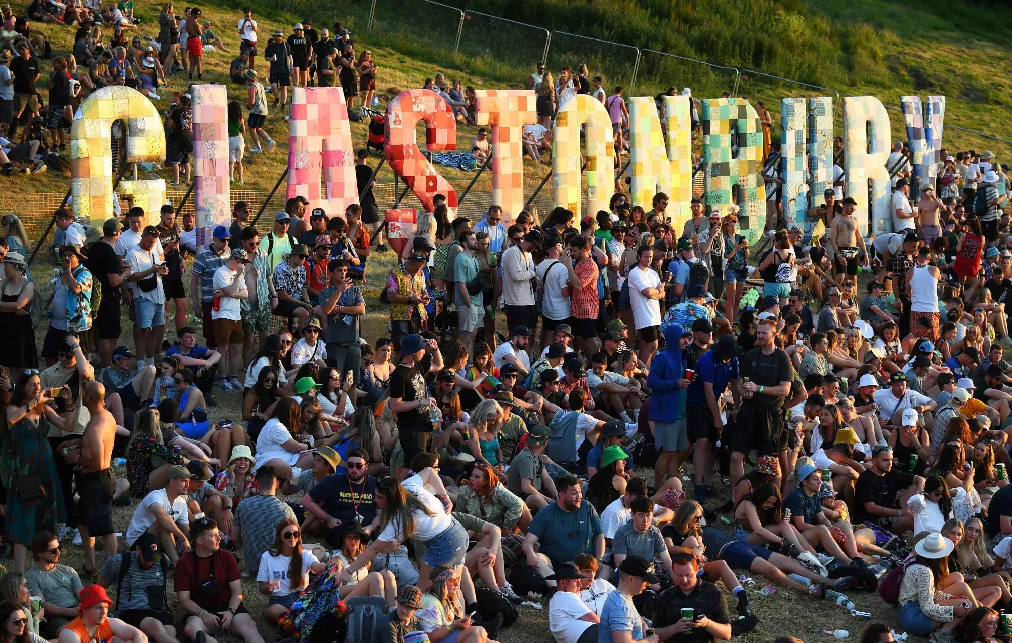 Los aficionados reaccionan ante el cartel completo de Glastonbury 2024, que desvela nuevos nombres y enfrentamientos