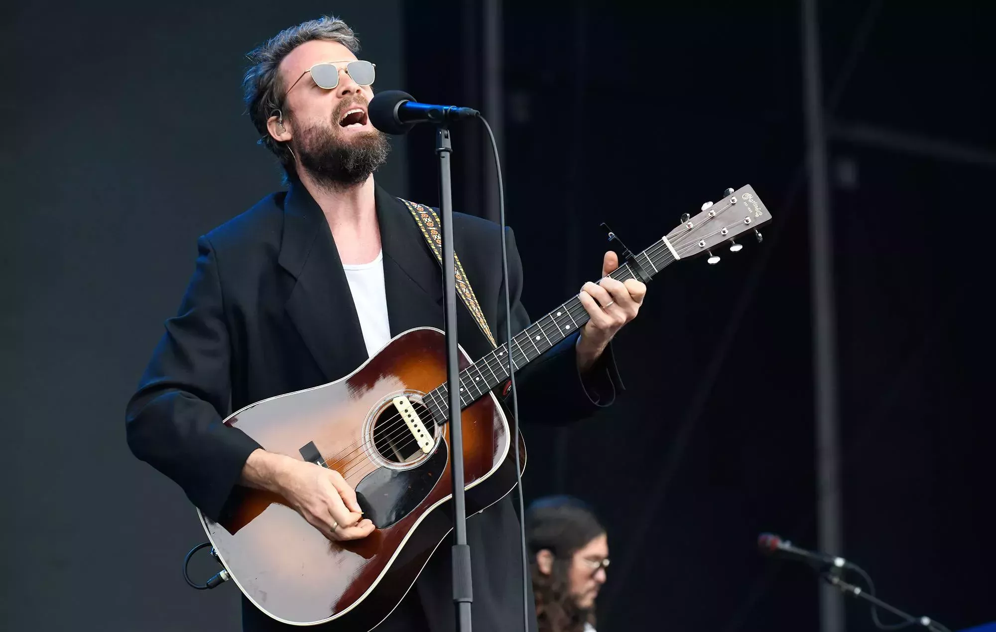 Mira los teasers de dos nuevas canciones de Father John Misty