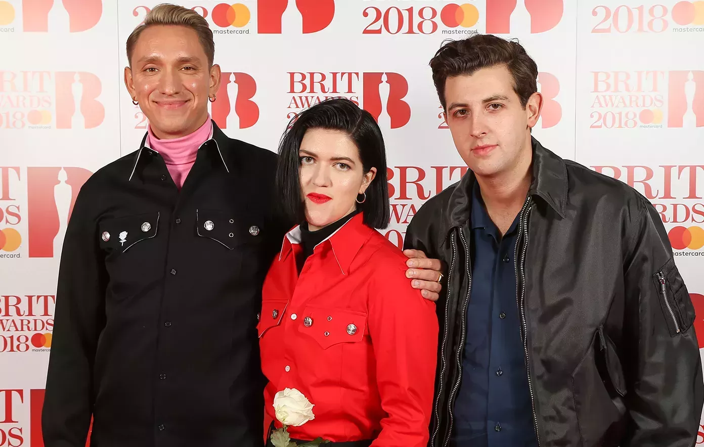 Romy y Oliver Sim se reúnen con Jamie xx en el plató de Glastonbury 2024