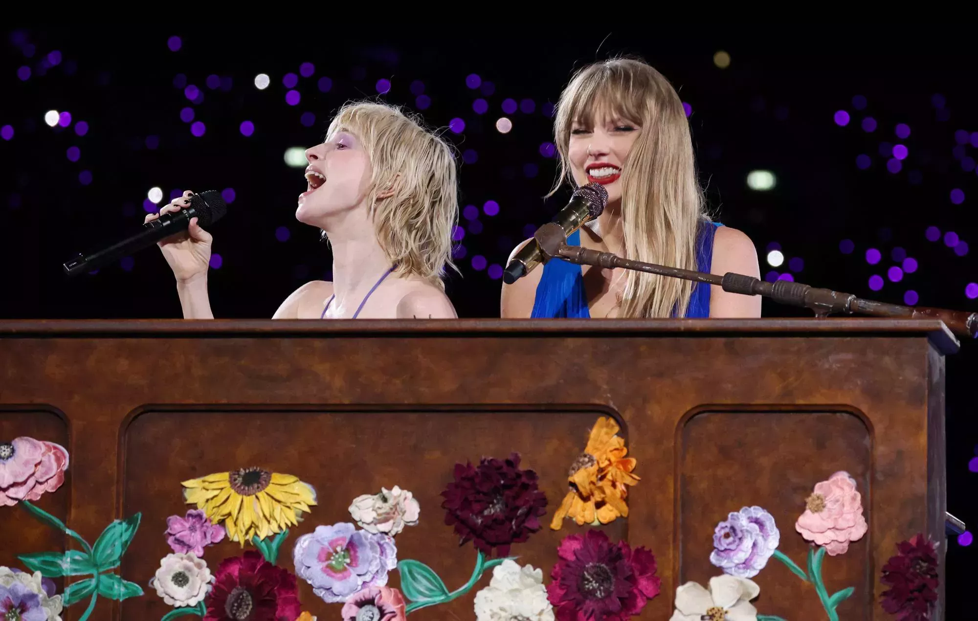 Vea cómo Hayley Williams se une a Taylor Swift para interpretar 