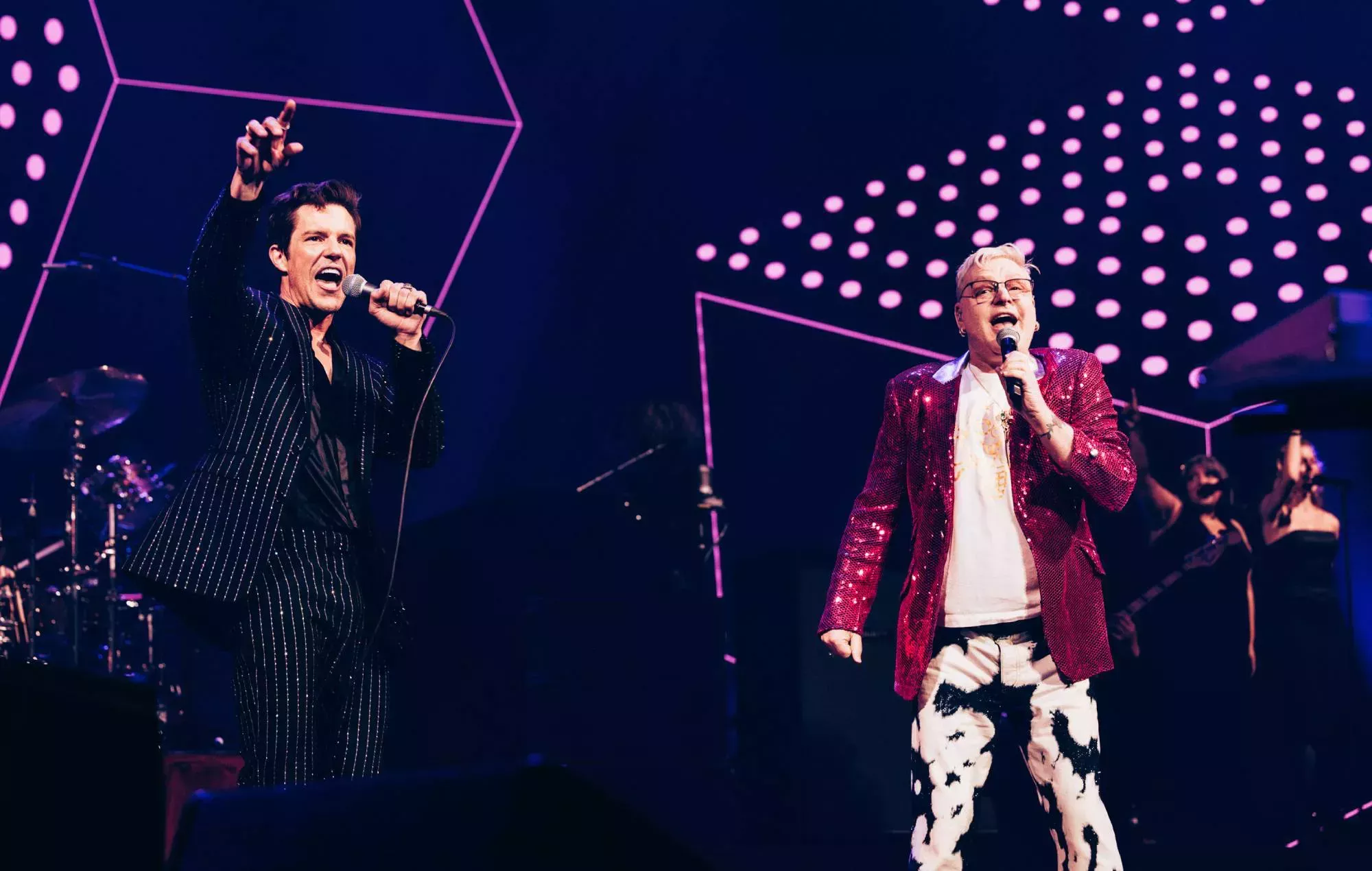 Andy Bell, de Erasure, se une a The Killers para interpretar 'A Little Respect' en Londres