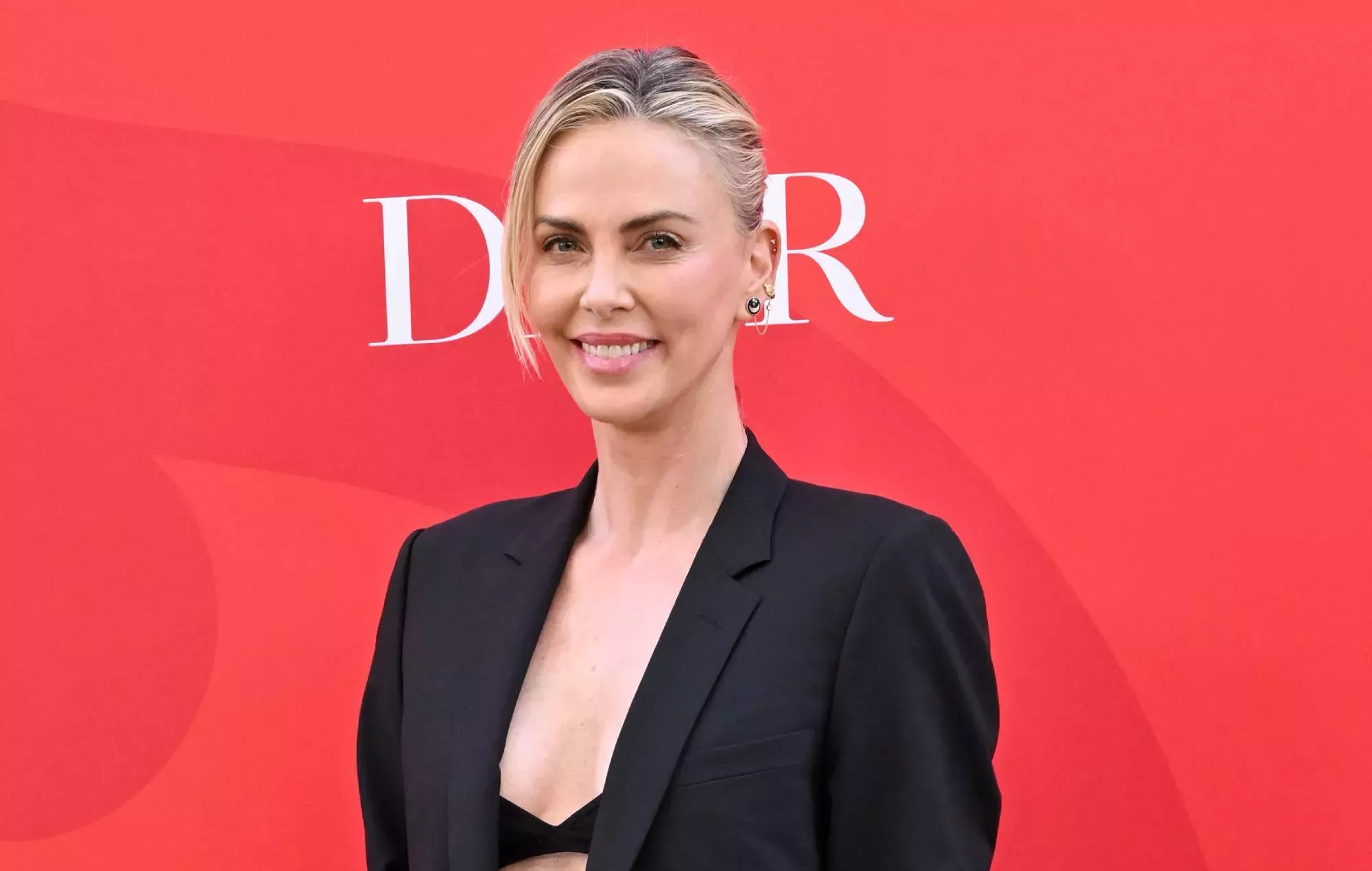 Charlize Theron se pone al día sobre la postergada 