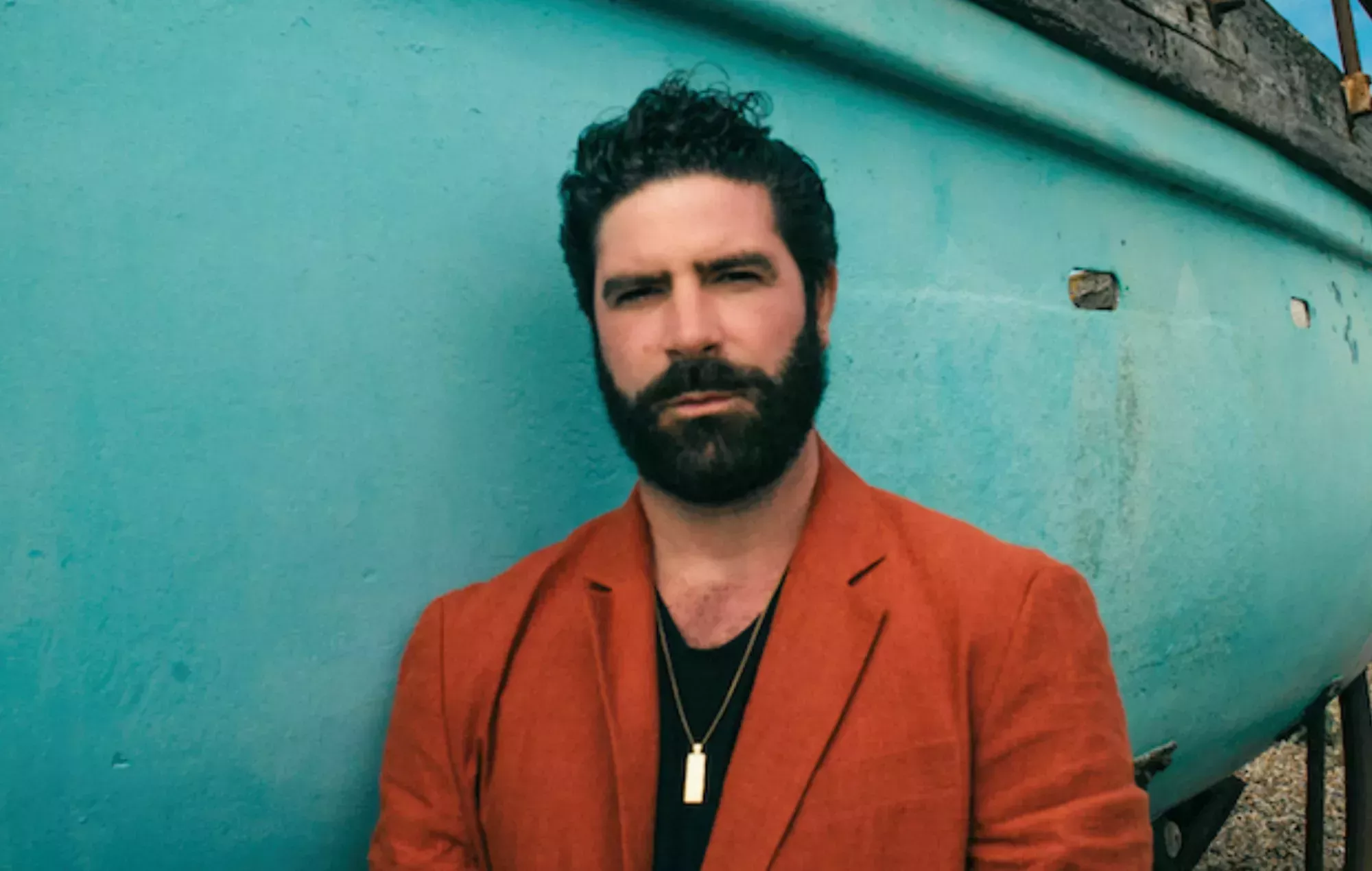 El proyecto Yannis Philippakis de Foals, Yannis & The Yaw, comparte el vibrante single 'Rain Can't Reach Us' con Tony Allen. Tony Allen