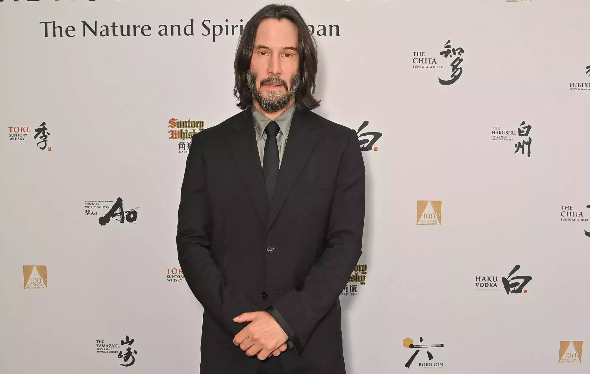 Keanu Reeves sufrió una lesión de rodilla durante el rodaje de la comedia de Aziz Ansari: 