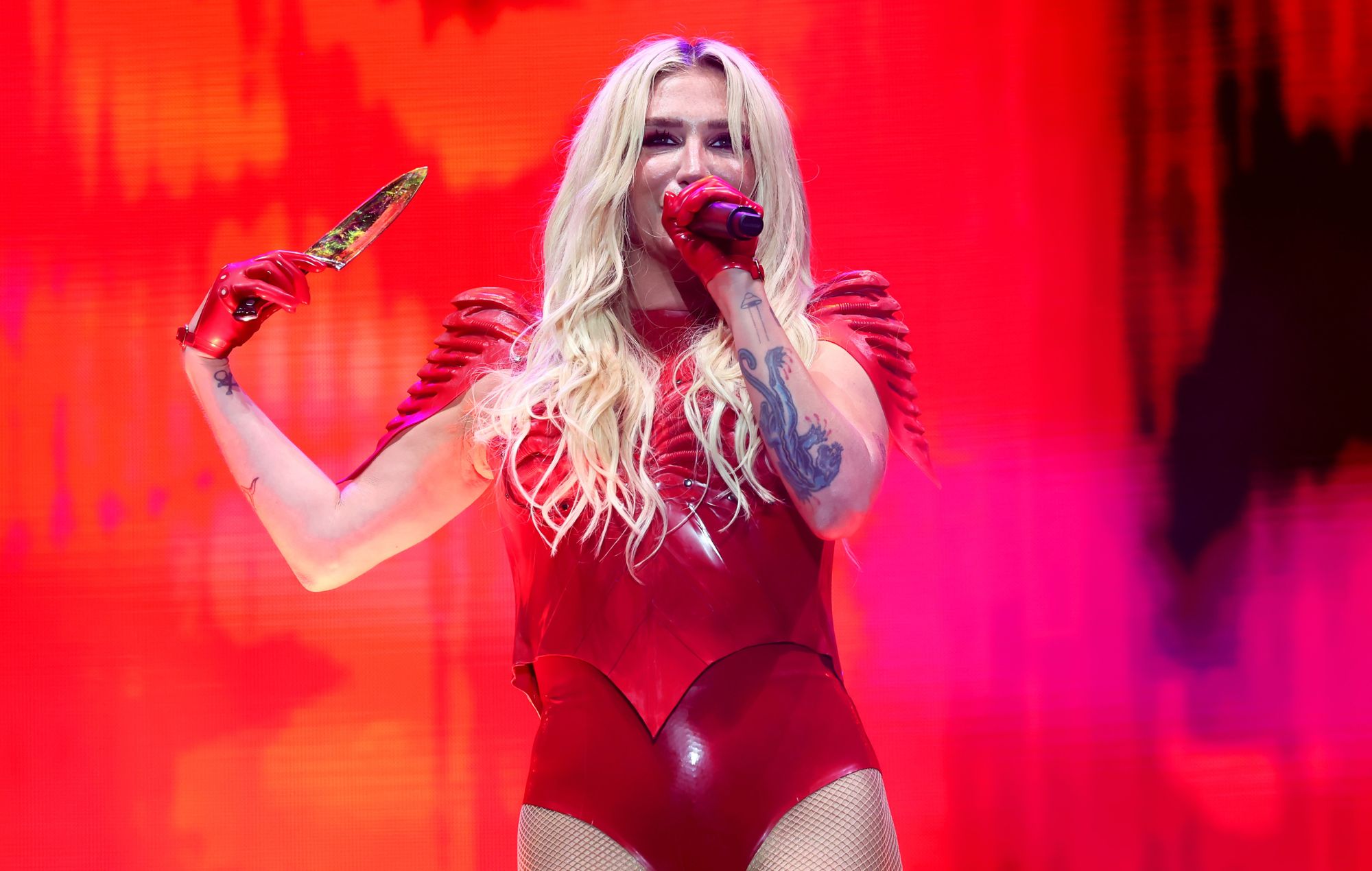 Kesha dice que su nuevo álbum es "hermoso" y "cambia la vida" como su debut