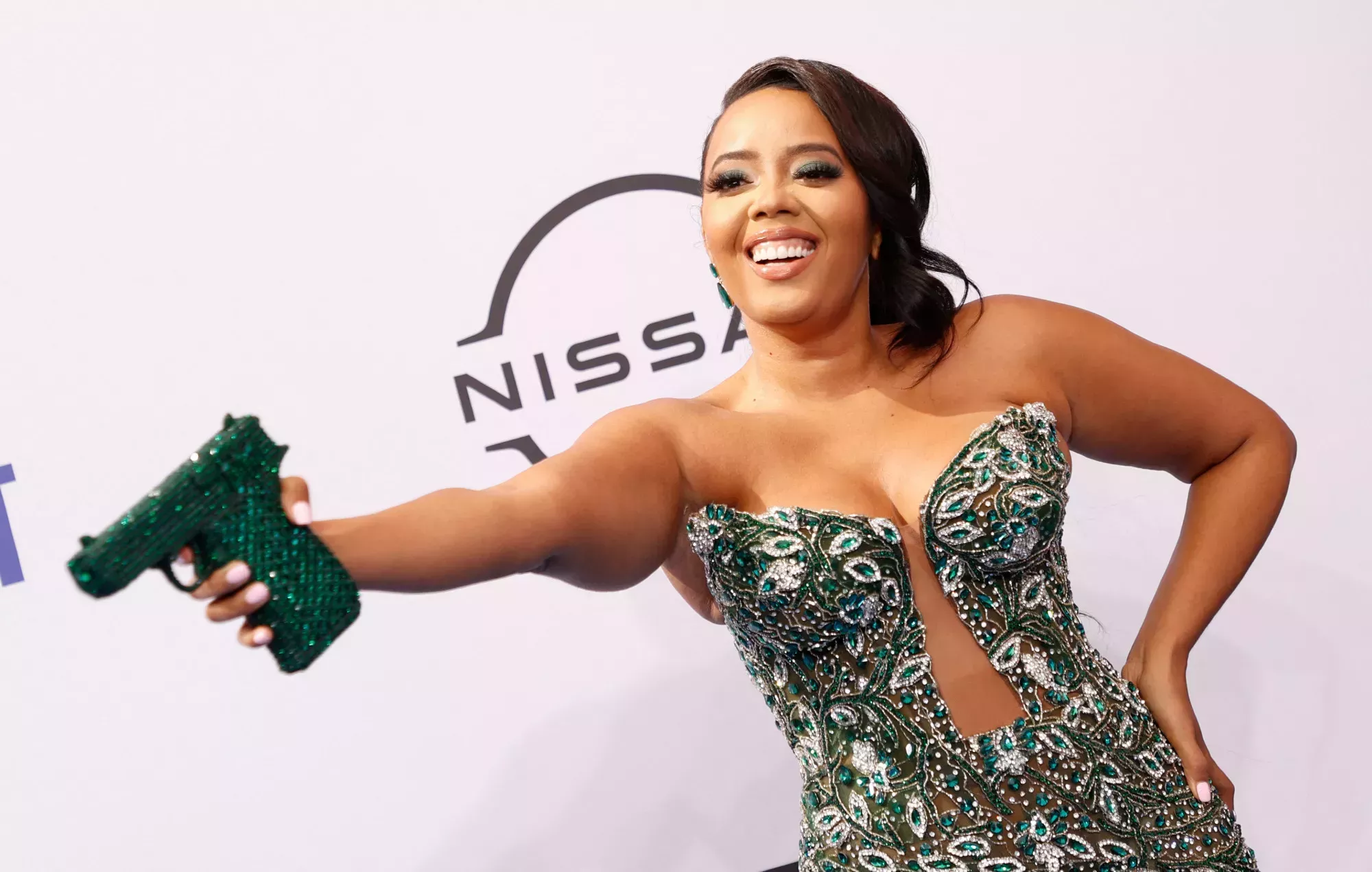 La hija de Rev Run, Angela Simmons, se disculpa por llevar un bolso con forma de pistola en los BET Awards 2024