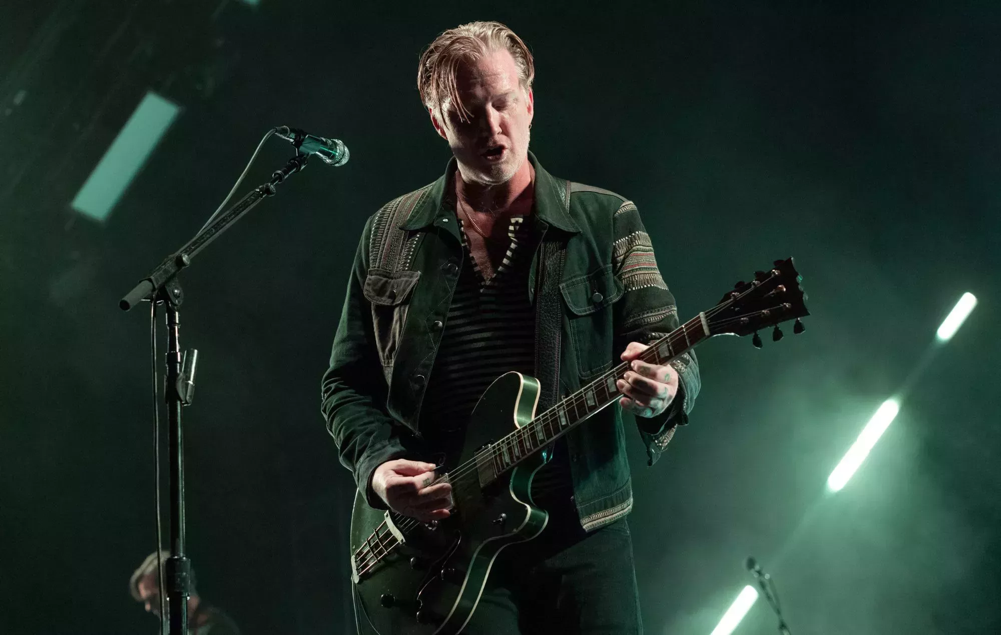 Queens Of The Stone Age cancela sus conciertos europeos debido a que Josh Homme necesita una 