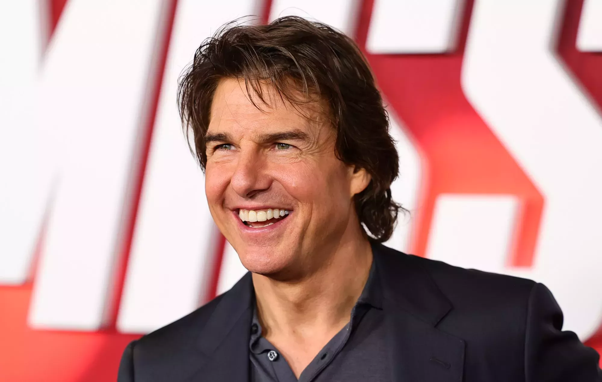 Tom Cruise provoca el caos en el estreno londinense de 'Twisters' de su amigo Glen Powell